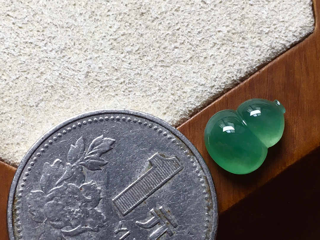 ️ 冰绿葫芦，底色青翠漂亮，厚实讨喜，无裂，尺寸10.8/8.2/4.5