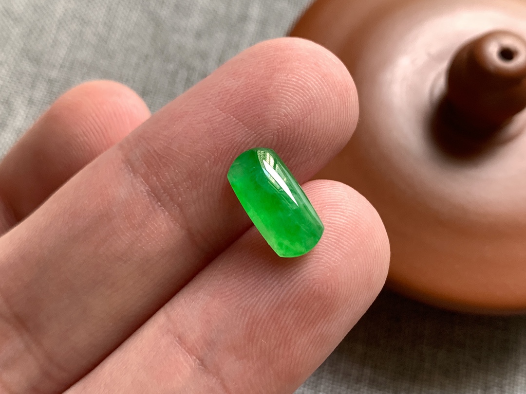 ️ 冰种阳绿马鞍，色泽青翠漂亮，起光感行家货，无裂，尺寸12.6/6.2/4