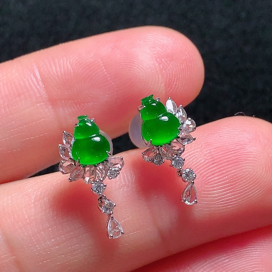 ️18k金镶嵌冰种阳绿葫芦耳坠，翠色欲滴，种老水头好，又冰又润，饱满无裂：16.5/7.4/5mm裸石：6.5/5/2mm，编号