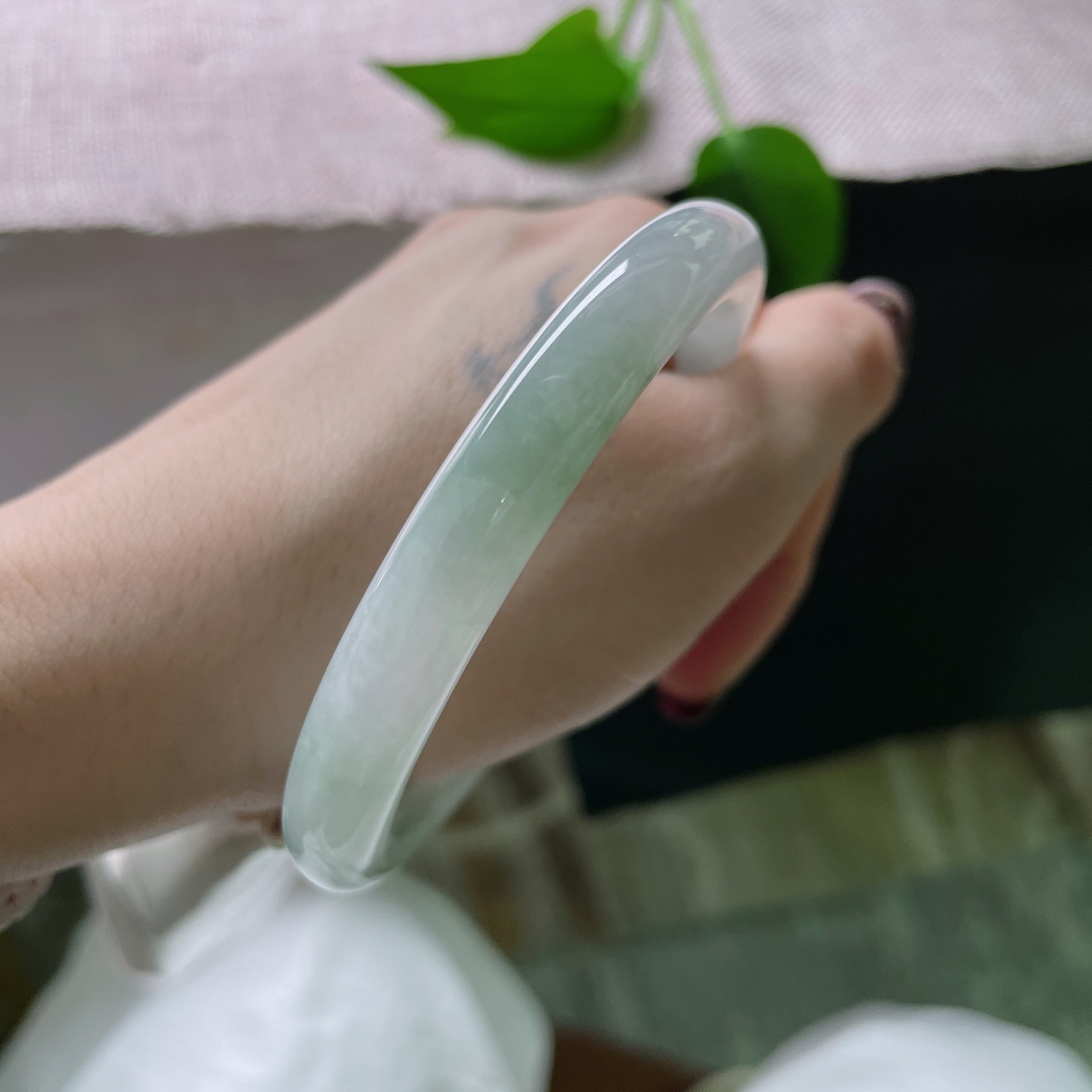 60//9，浅绿底圆条，大圈口，水润细腻，佩戴温柔又优雅，皮纹，ss50358a