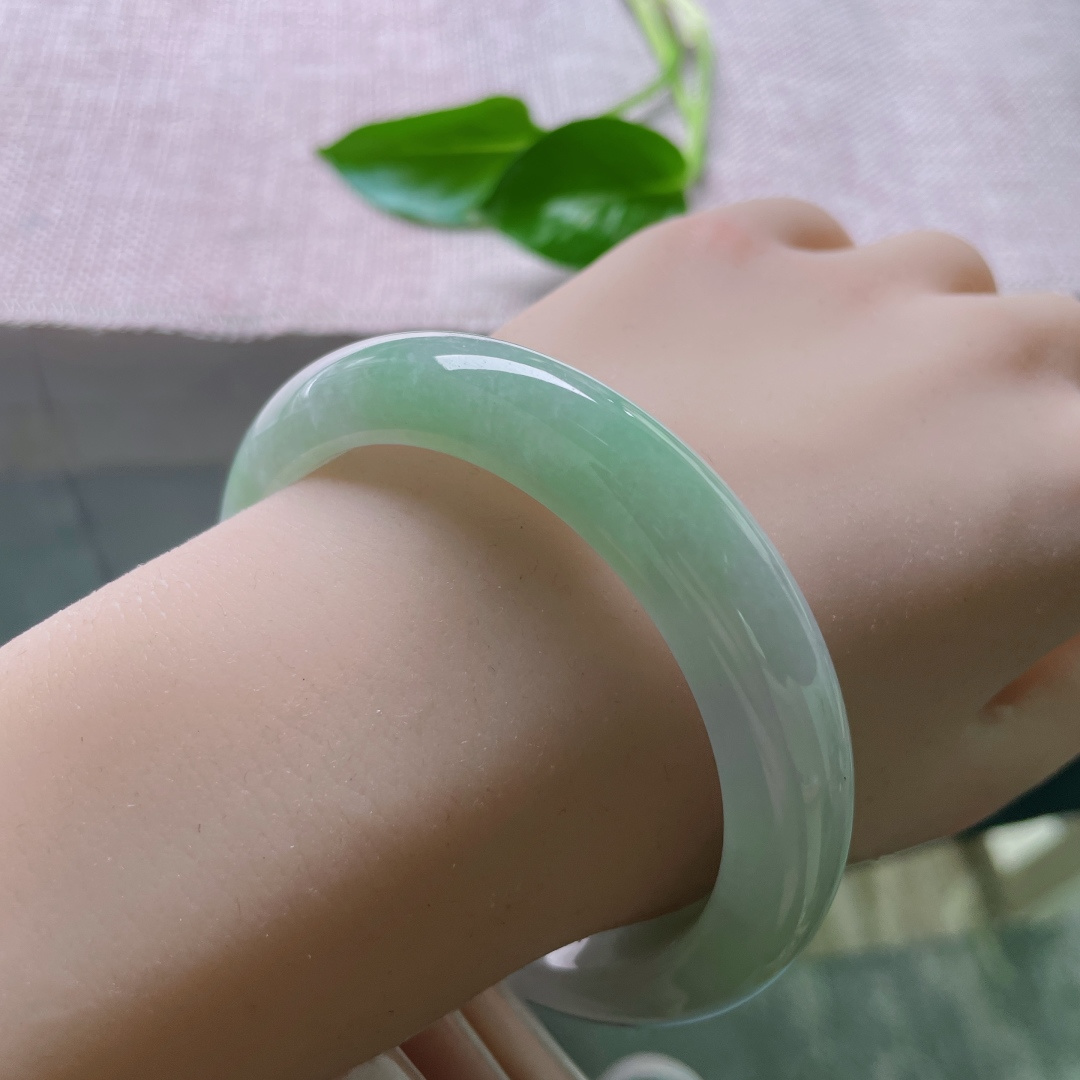 58/12.1/8.9，浅绿底正圈，水润细腻，不漂不浮，如一池春潭，洒金，无裂，ss50089a