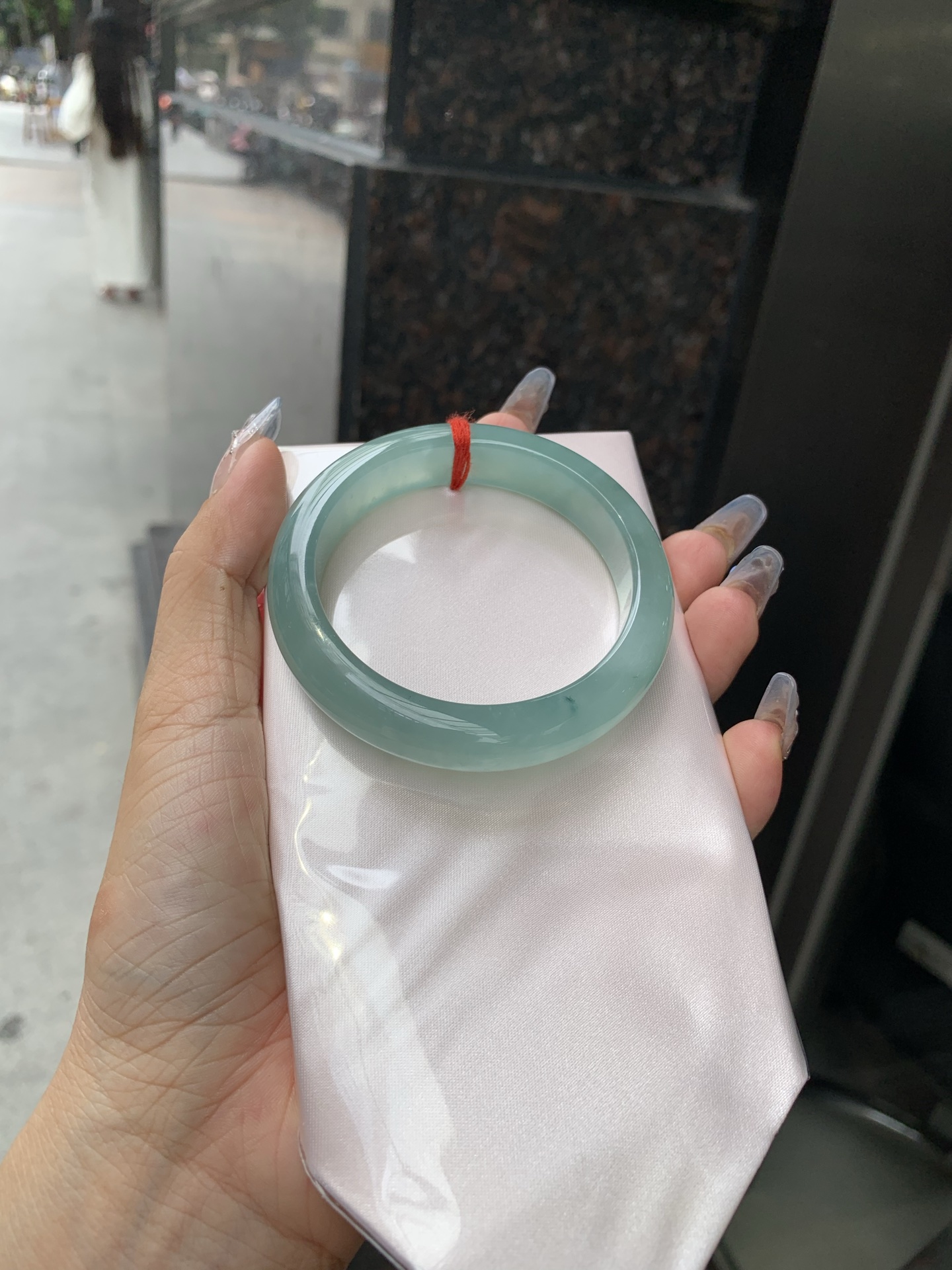 冰晴正圈，54.2/8.2/12，0427-N555，打灯棉线，底妆冰透水润，满圈淡雅晴绿，像初春嫩芽落入清泉，均匀柔和，抬眼就是一片宁静感