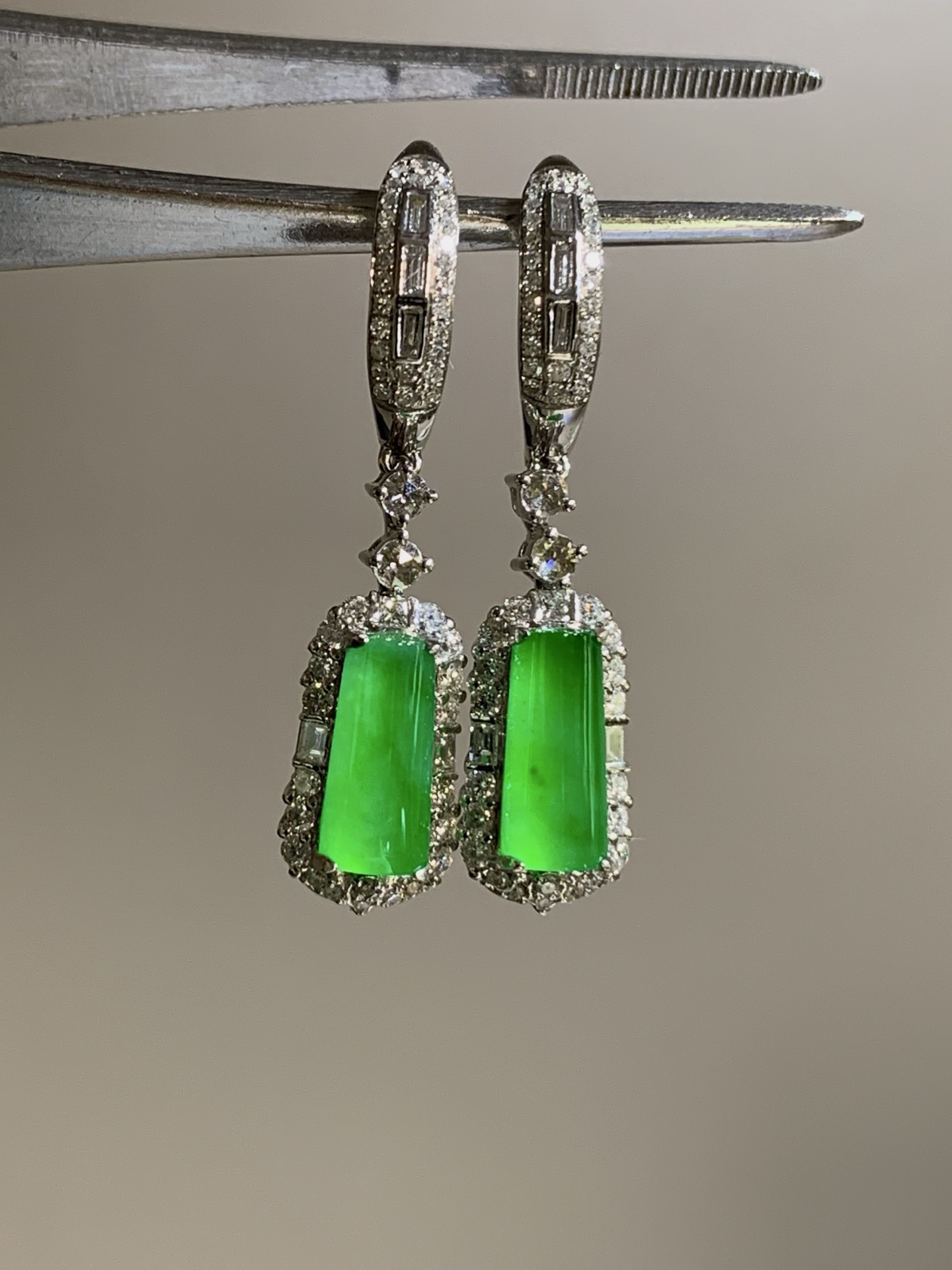 ️，18k金镶嵌马鞍耳坠，飘花灵动，种老细腻形体佳，尺寸：成品：33.4/7.6/5.8，裸石：1