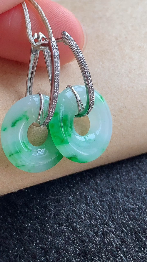 天然翡翠，飘绿甜甜圈，18k金耳坠，尺寸15.5/2.2，at427