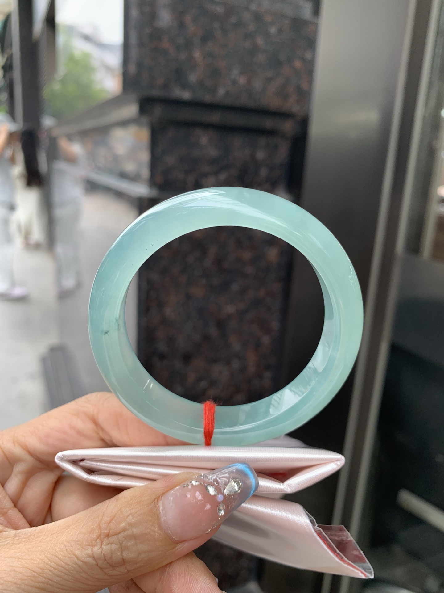 冰晴正圈，54.2/8.2/12，0427-N555，打灯棉线，底妆冰透水润，满圈淡雅晴绿，像初春嫩芽落入清泉，均匀柔和，抬眼就是一片宁静感