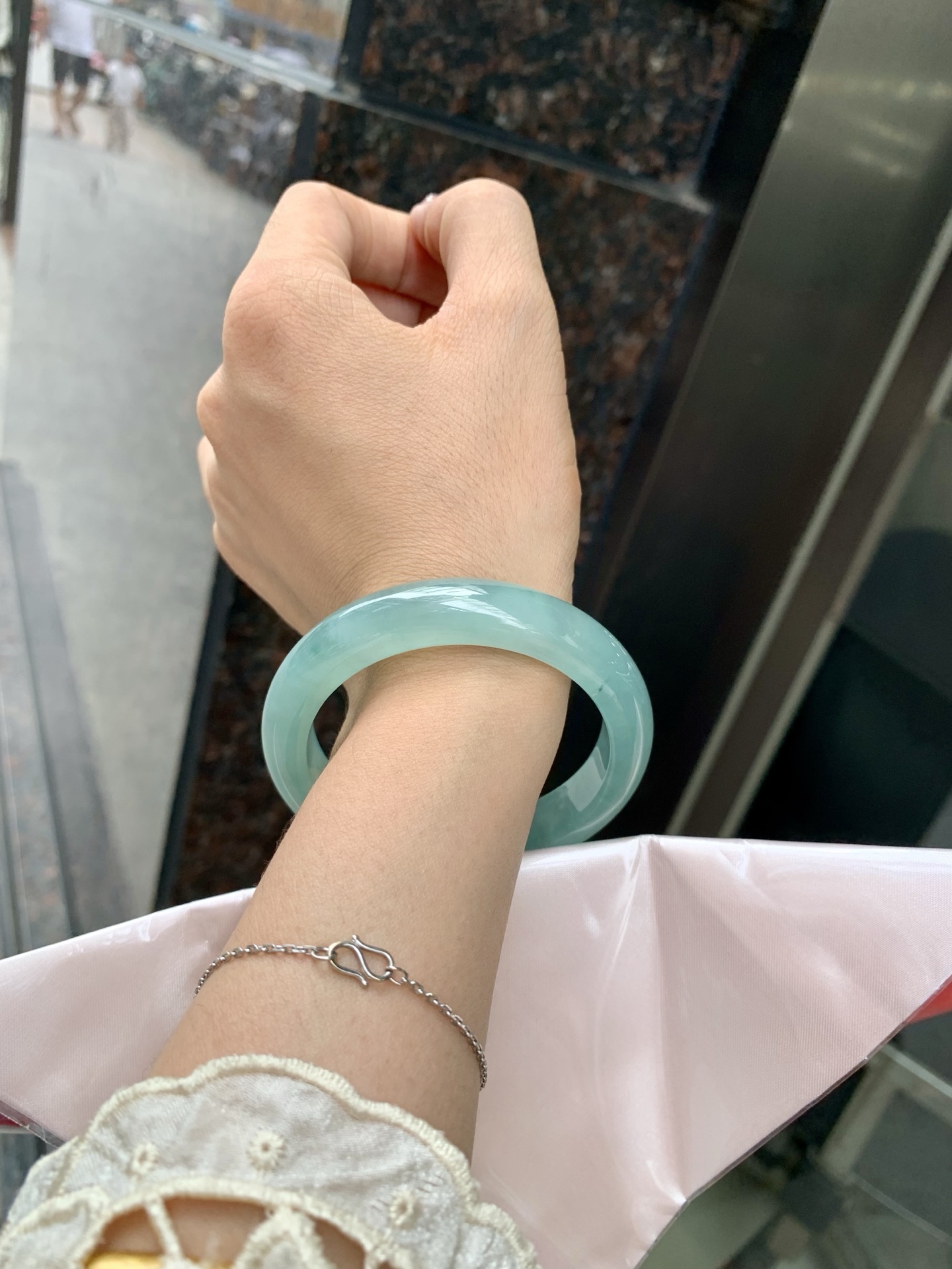 冰晴正圈，54.2/8.2/12，0427-N555，打灯棉线，底妆冰透水润，满圈淡雅晴绿，像初春嫩芽落入清泉，均匀柔和，抬眼就是一片宁静感