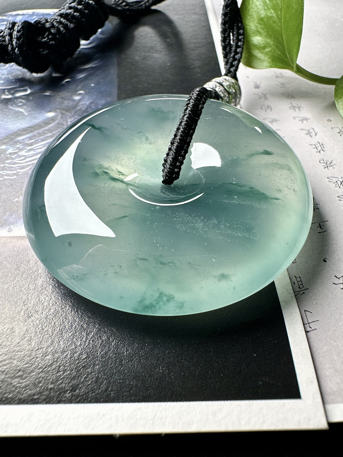 【冰种飘花巨无霸平安扣】质地非常细腻，冰润十足，种老冰透，花色灵动，收藏品质。