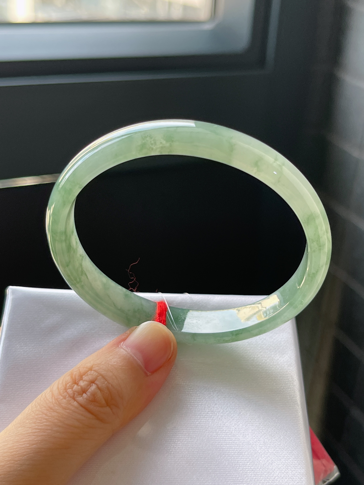 贵妃镯55.4圈口，翡翠冰糯种飘绿手镯