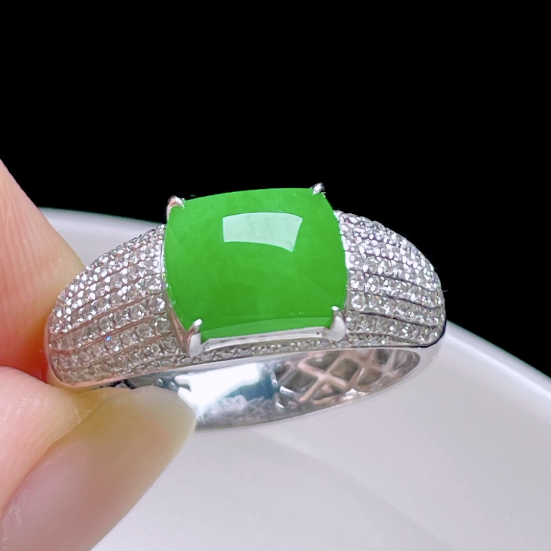 ️ 满色阳绿马鞍戒指，色阳色浓，种老水润，18k金镶嵌，裸石：8.4/6.5/2.2，圈口：14#