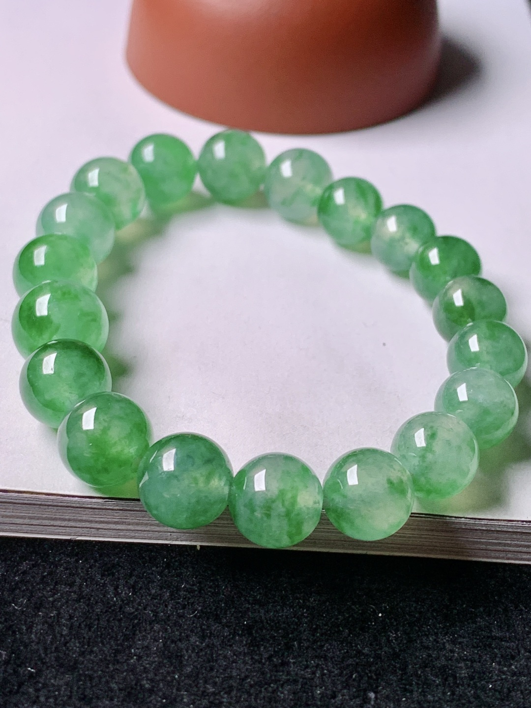 ️冰绿手链，色泽浓艳，尺寸9.6/11.7共19颗