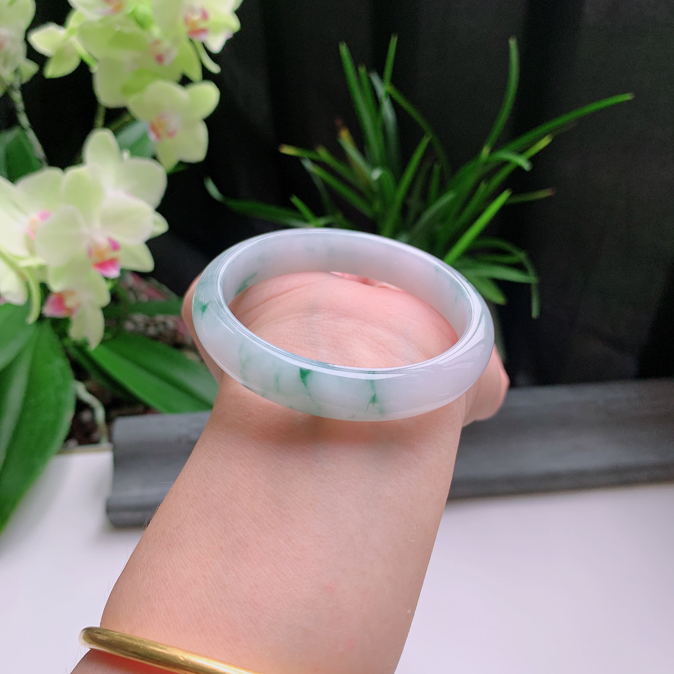 贵妃54圈口，天然A货翡翠冰糯种水润飘绿玉手镯，水润秀丽，飘花灵动，种水十足，视觉甜美可人，恰到好处的美，十分高雅耐看，条形优美，上手优雅大方。37.34