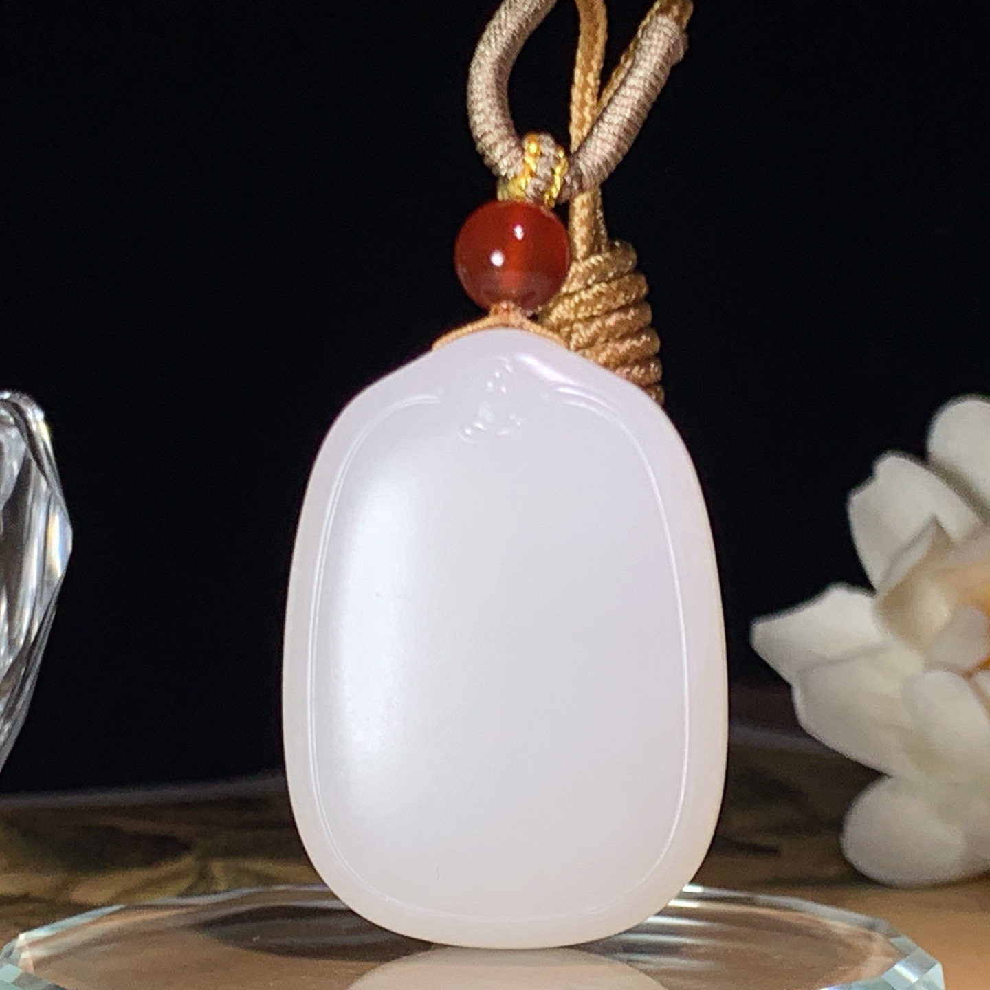 新疆和田玉羊脂白平安无事牌挂件。尺寸42/30/10重32.5克 玉质细腻油润。手推出油。佩戴高端典