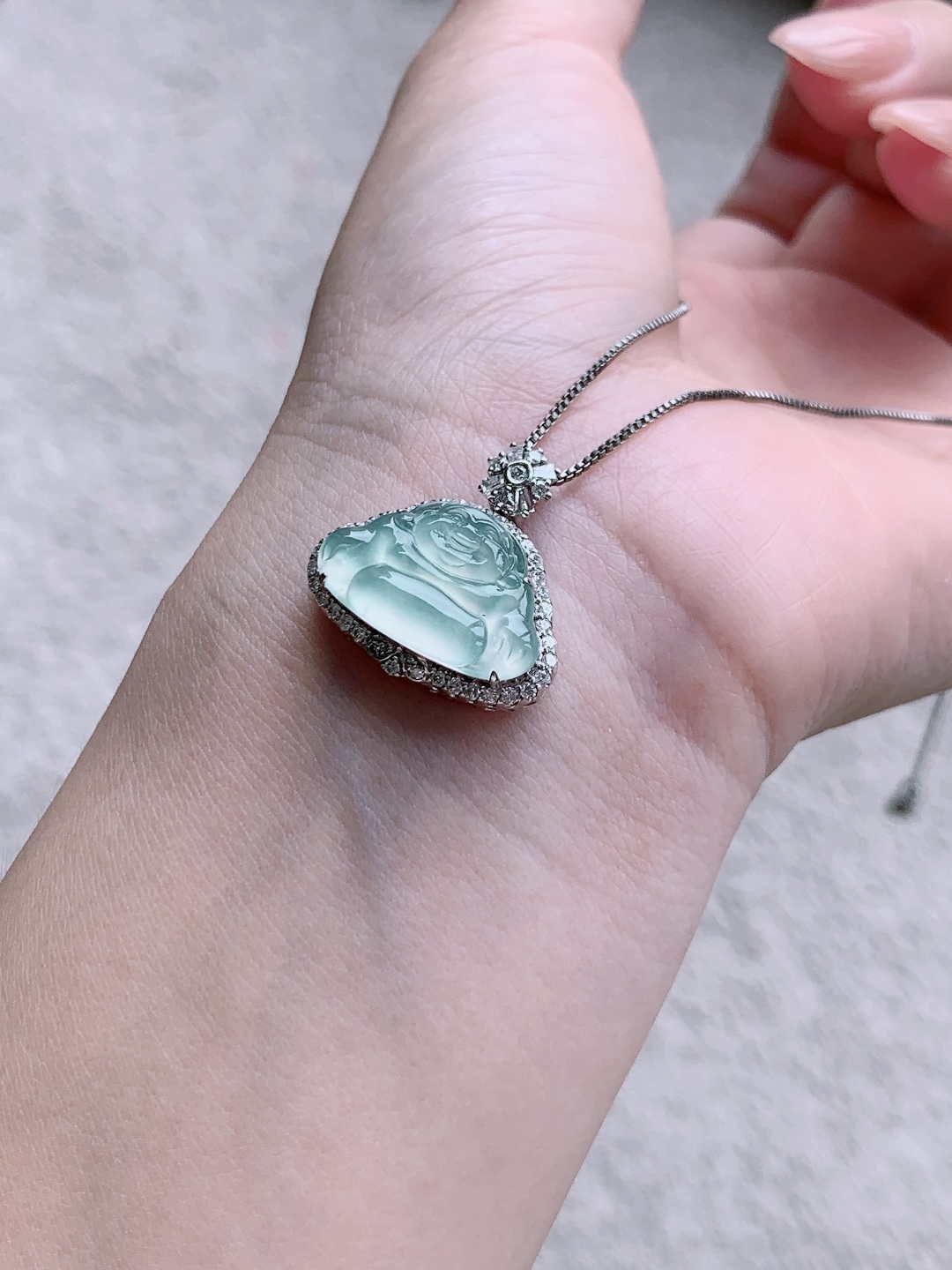 冰佛公吊坠，18k金镶嵌，无裂，性比高，水润细腻，22.1/22.1/6.9，3.7克