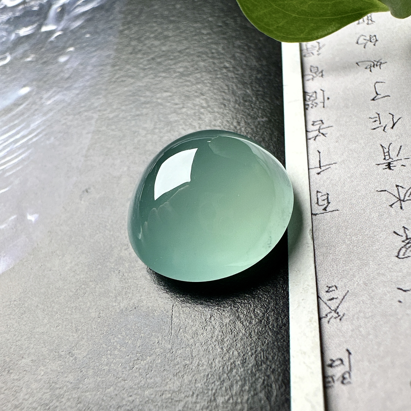 【冰种天空蓝蛋面裸石】质地非常细腻干净，冰润十足，种老冰透，收藏品质