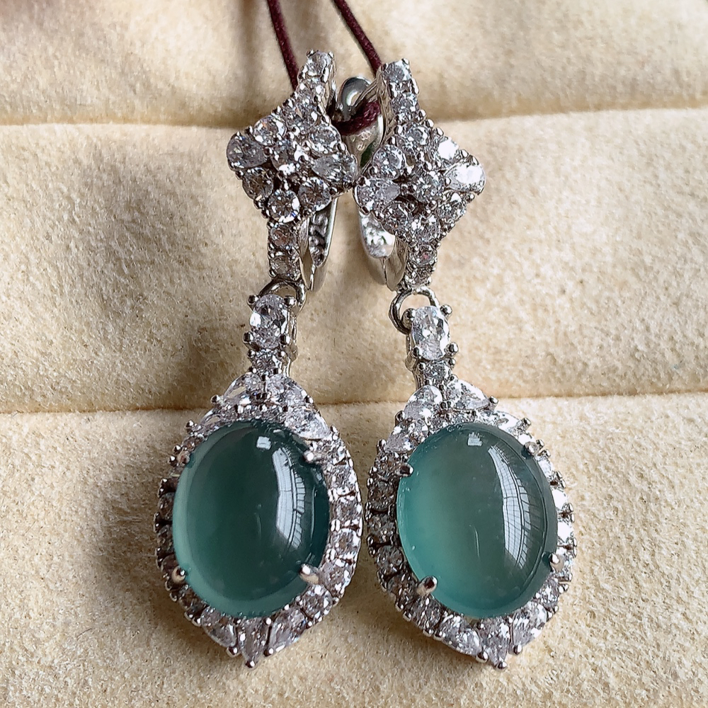 冰晴水翡翠925银镶嵌蛋面耳坠，自然光实拍，翠色灵动，颜色漂亮，种老水足，品相佳，佩戴佳品！W815.27 取一整体尺寸：33-11.2-7.2mm  裸石尺寸：10-8mm