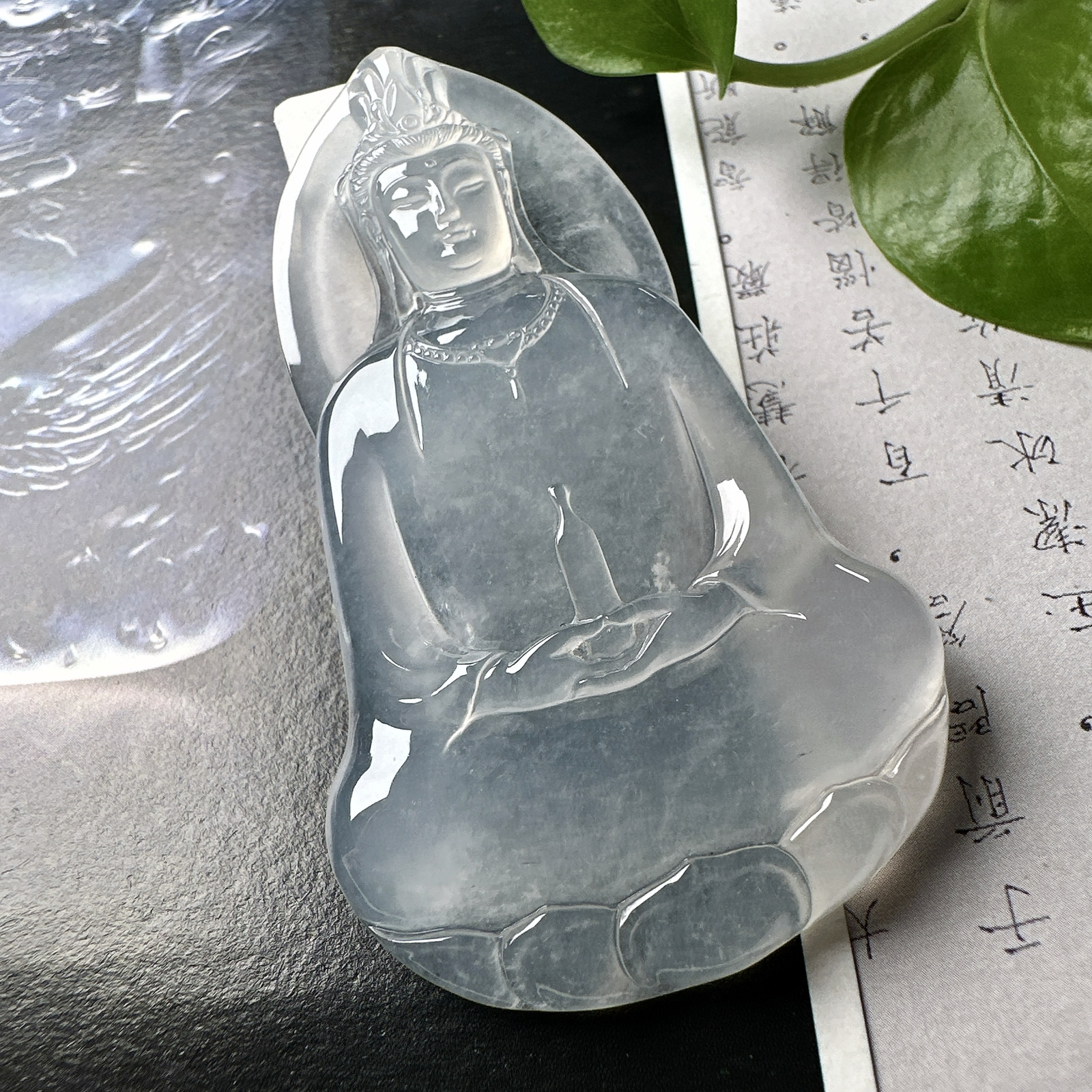 【冰种素衣观音】质地细腻，通透度上佳，冰感十足，适合佩戴