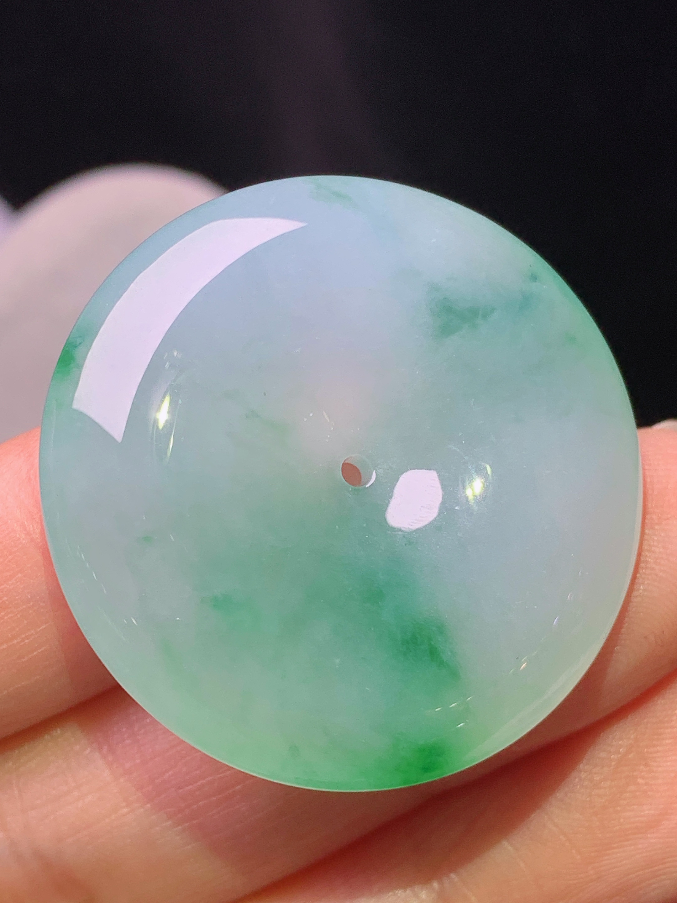 飘绿平安扣吊坠 玉质细腻 色泽艳丽清新 水润亮眼 整体尺寸31.5*8x1