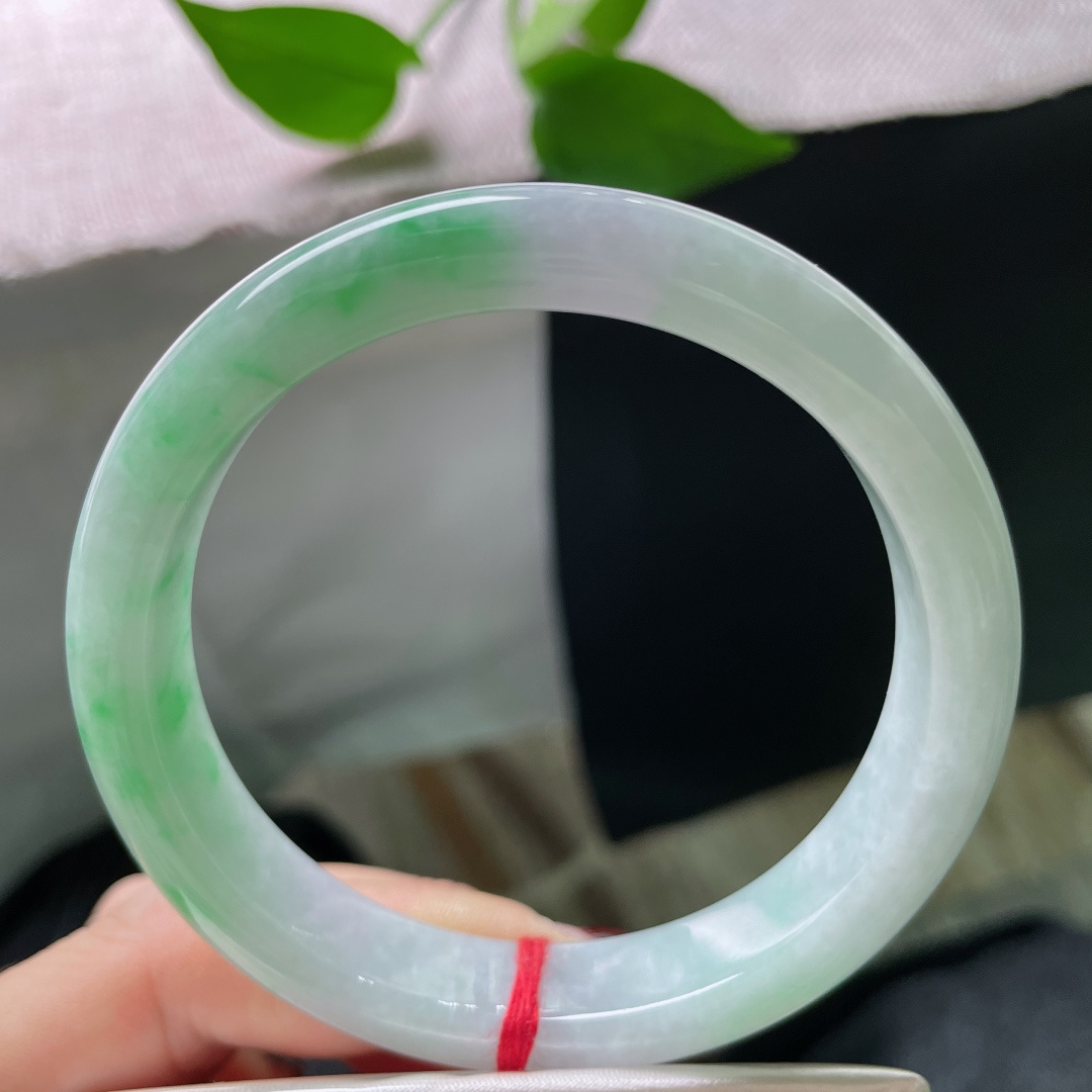 59.9/11.7/7.9，飘绿正圈，大圈口，水润细腻，绿意随意飘洒，肆意张扬，皮纹，ss51264