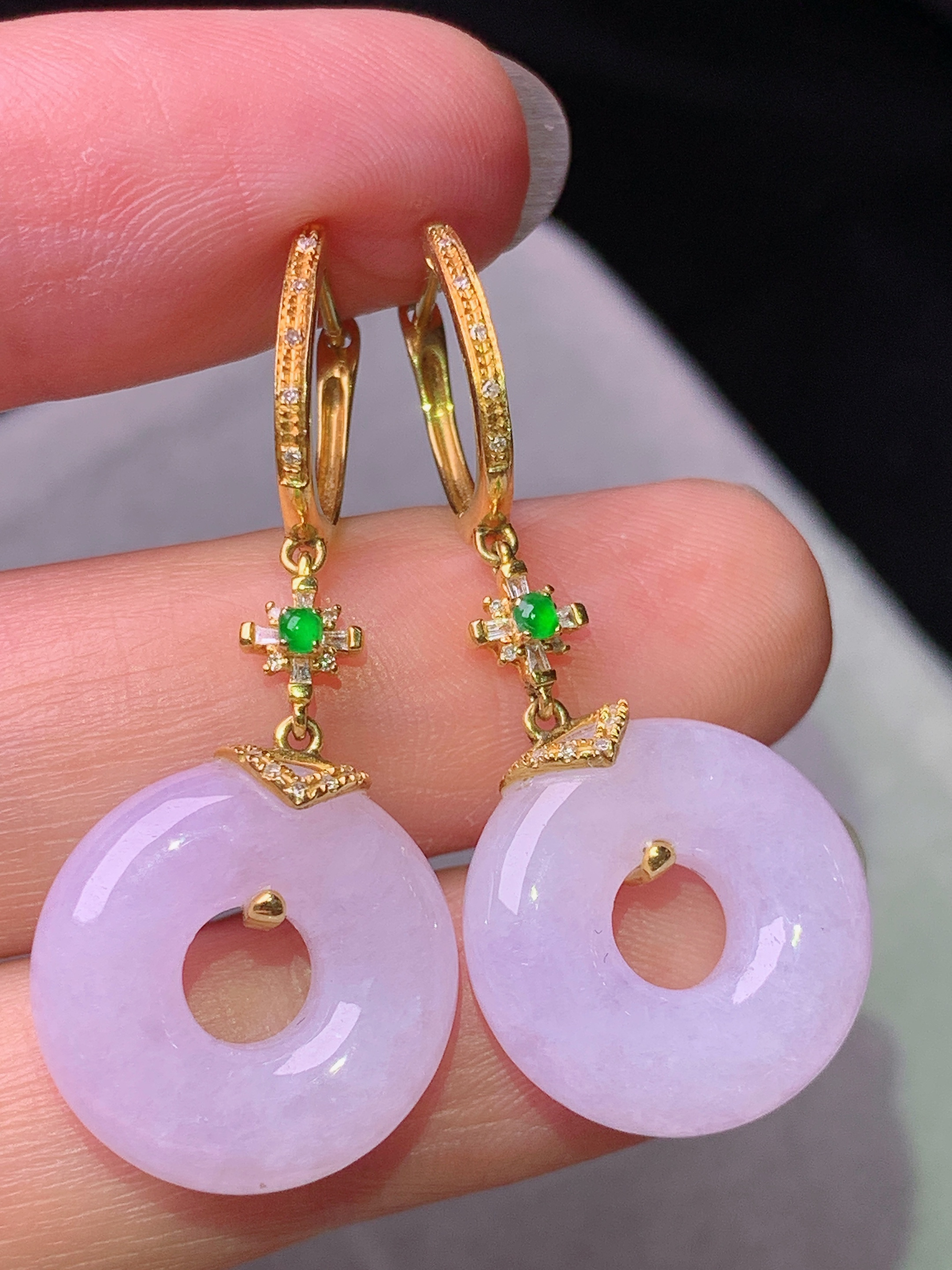 18k金钻镶嵌淡紫罗兰平安环耳坠 吊坠 玉质细腻 色泽艳丽清新 水润亮眼 整体尺寸37.2*16*5