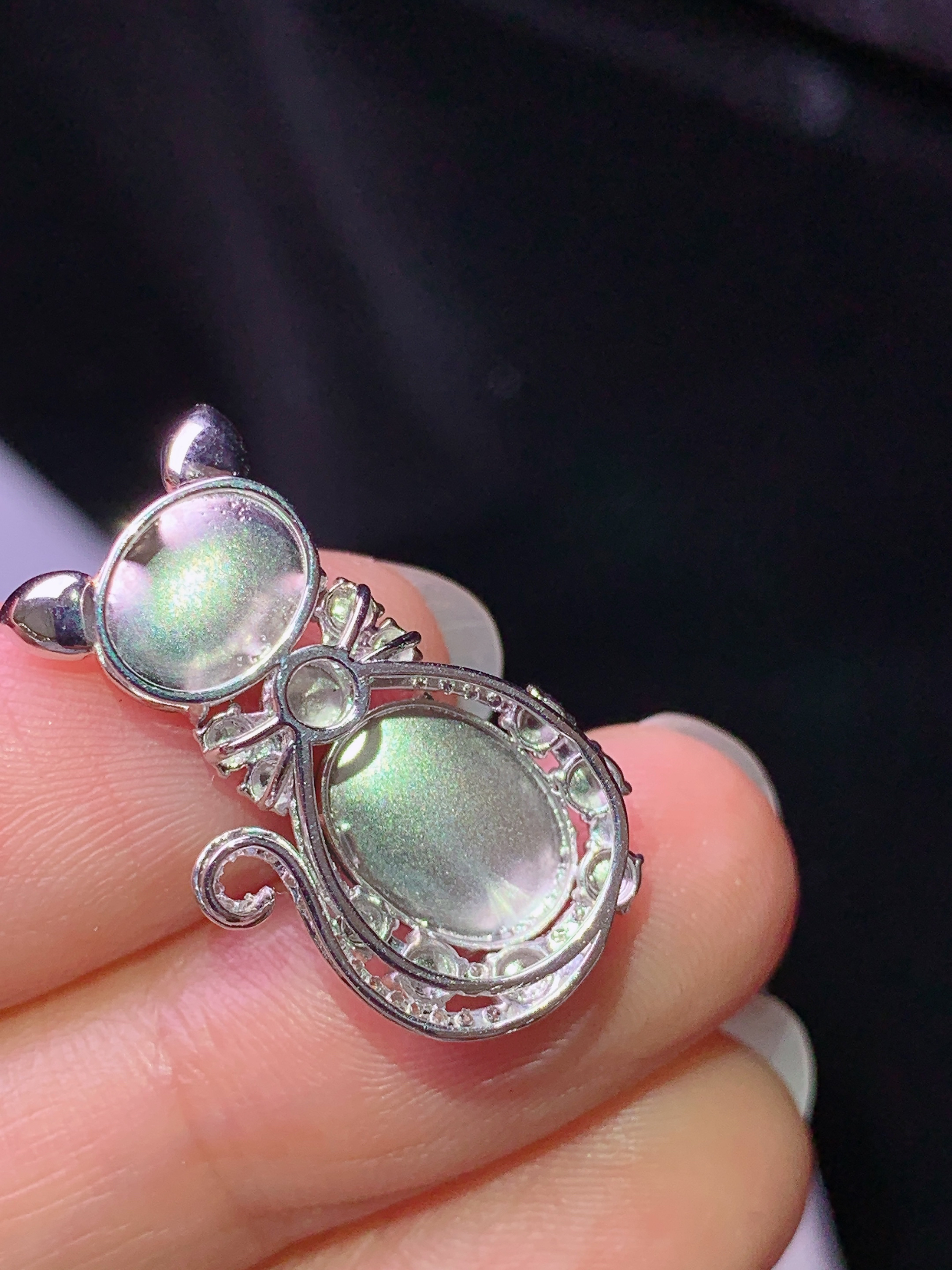 18k金钻镶嵌冰满绿蛋面猫咪款吊坠 玉质细腻 色泽艳丽清新 水润亮眼 整体尺寸23.8*13.8*8x2