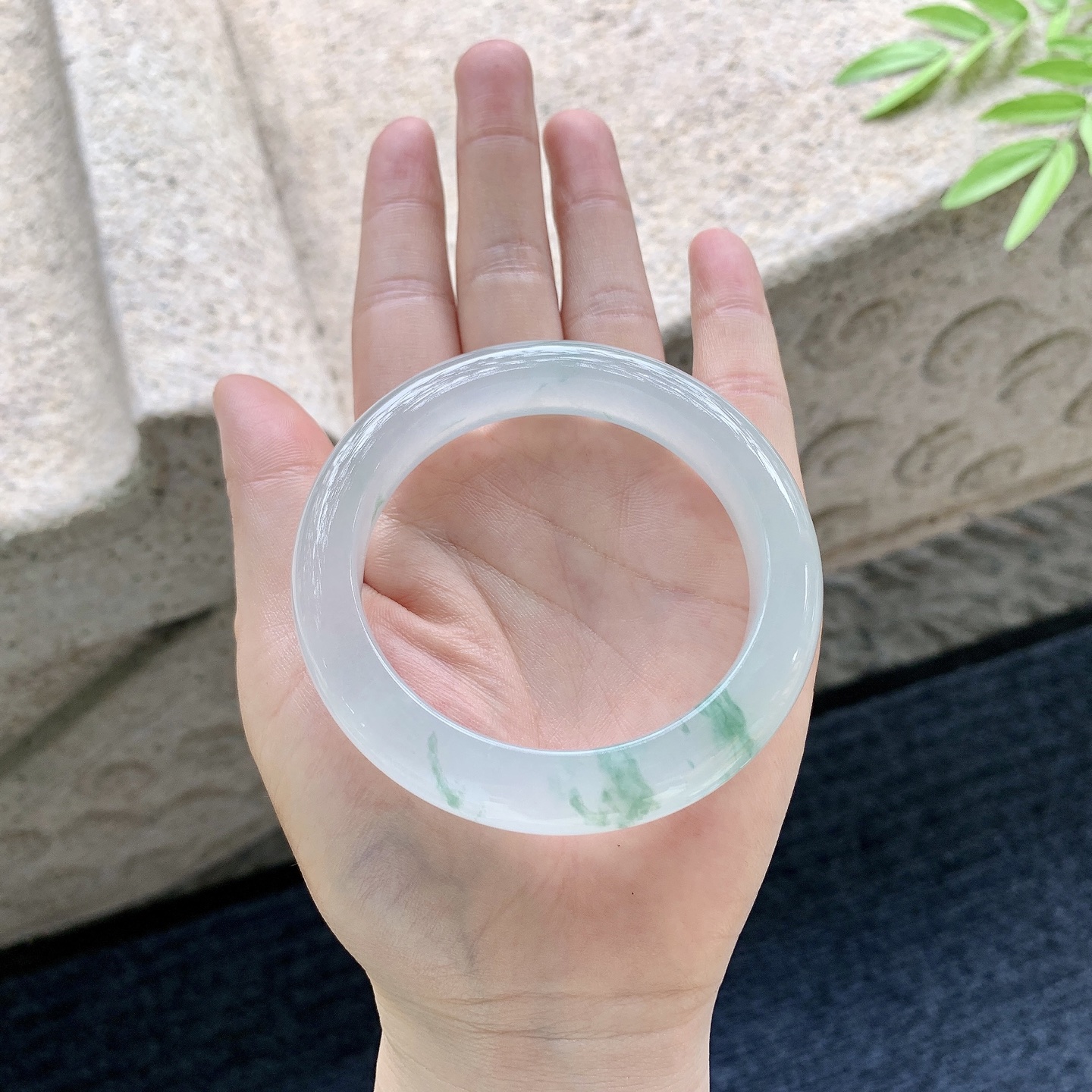 正圈54 55 圈口54.7/12/9.6 编码C5042942 描述冰飘绿花，水润，种老，细腻，打