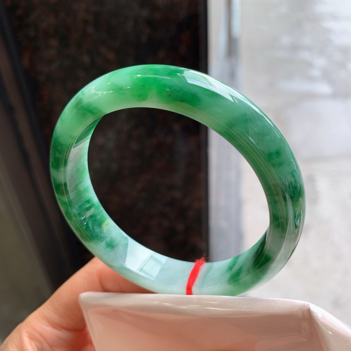 正圈飘绿，有纹、有裂，尺寸：59/12.7/8.1，大圈口