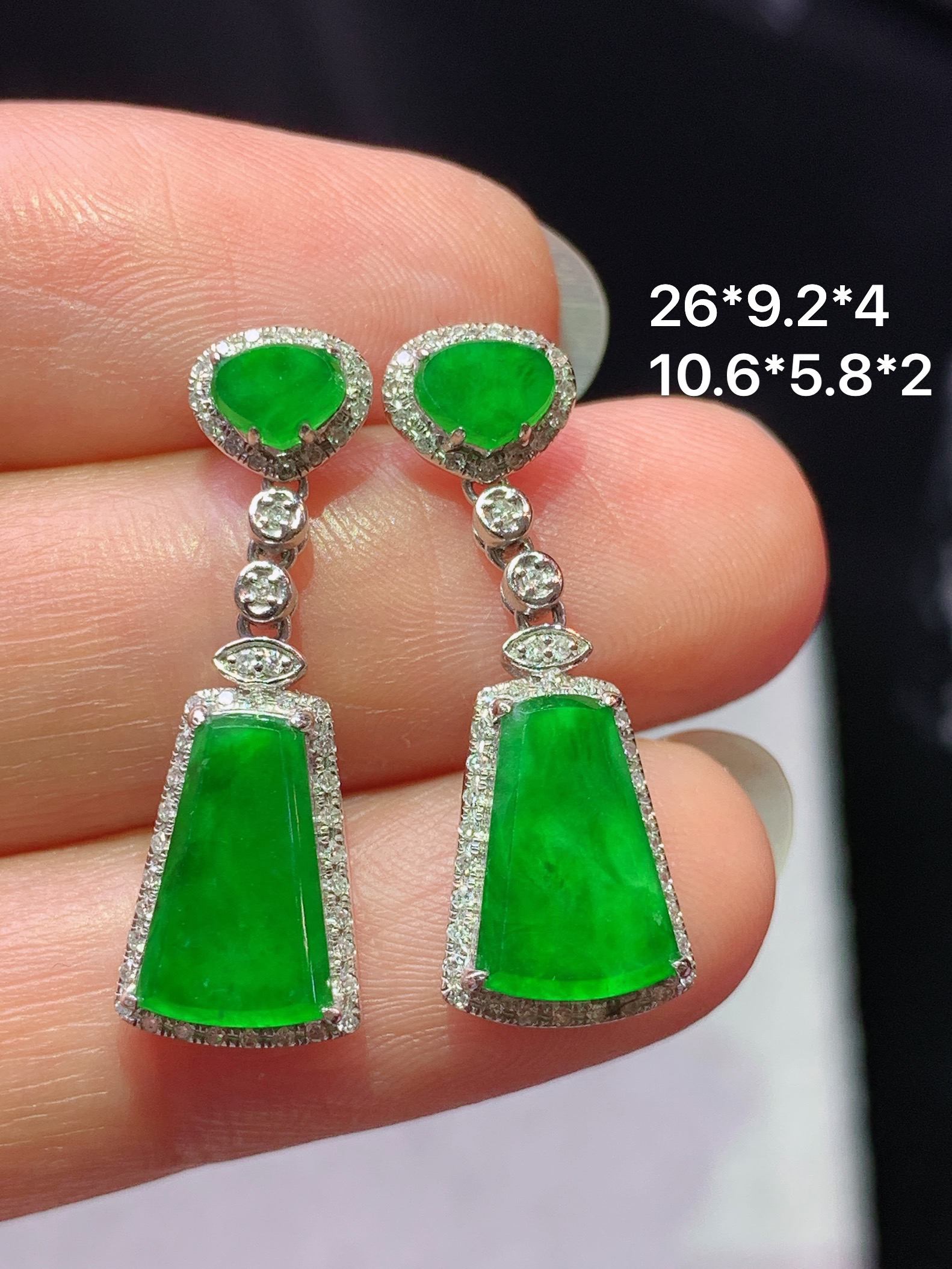 18k金钻镶嵌满绿无事牌耳坠 玉质细腻 色泽艳丽清新 水润亮眼 整体尺寸 26*9.2*4x2