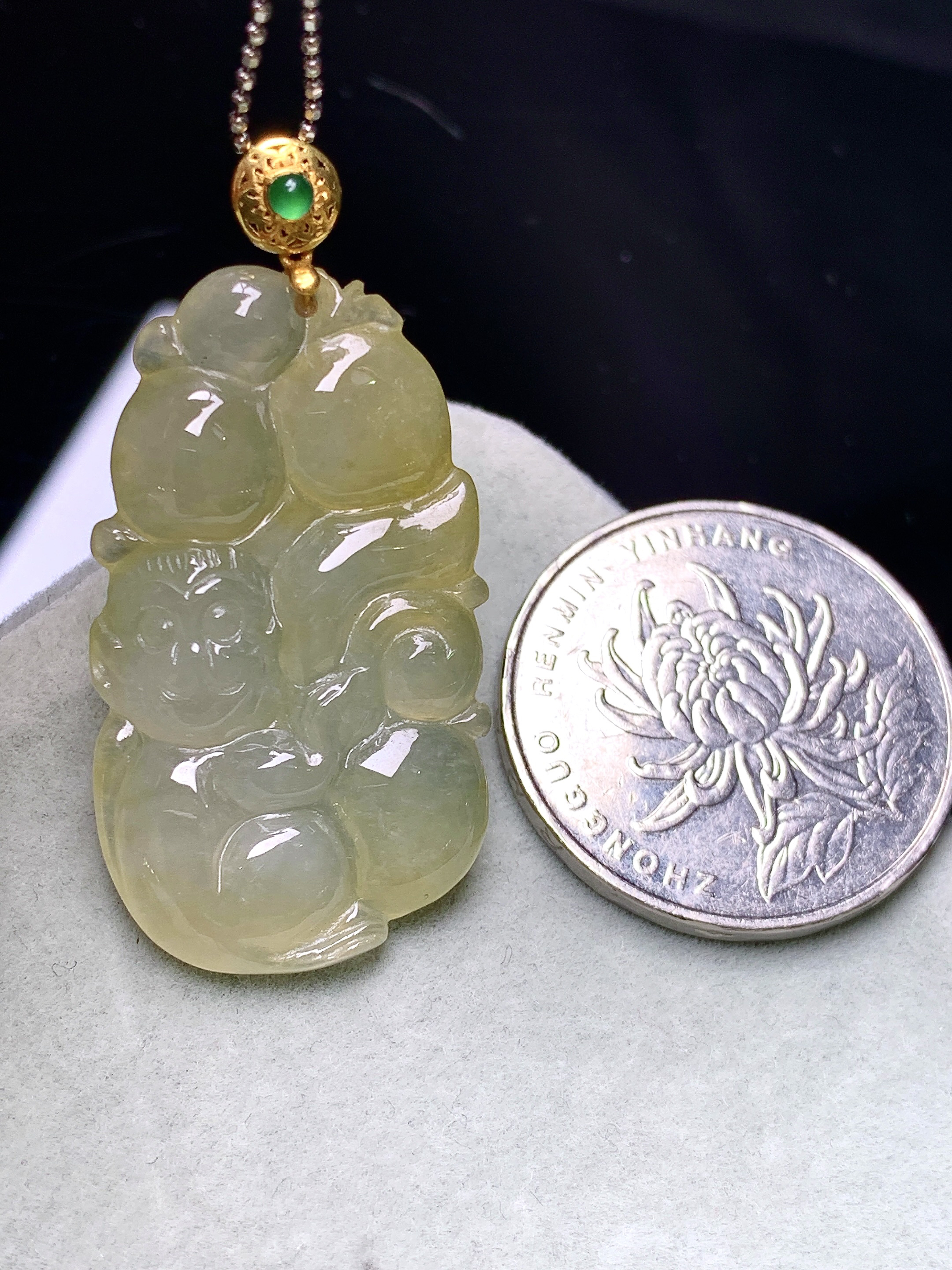 18k金镶嵌冰黄翡灵猴献寿吊坠 玉质细腻 色泽艳丽清新 水润亮眼 整体尺寸40*19.9*4.8h3