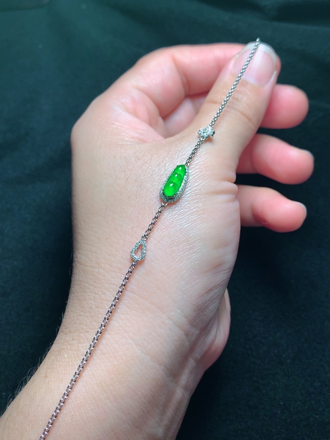 ️18k金镶嵌冰种阳绿福豆手链，种老水头好，又冰又润，饱满：15.5/6/4.2mm裸石：10.8/4/2mm，编号