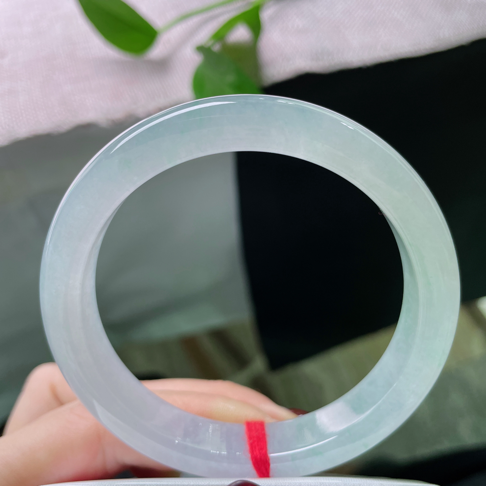 59.8/12.1/8.4冰晴底正圈，不追求浓艳，胜在干净、透亮、气质，像雨后的晴空或初融的冰湖。s