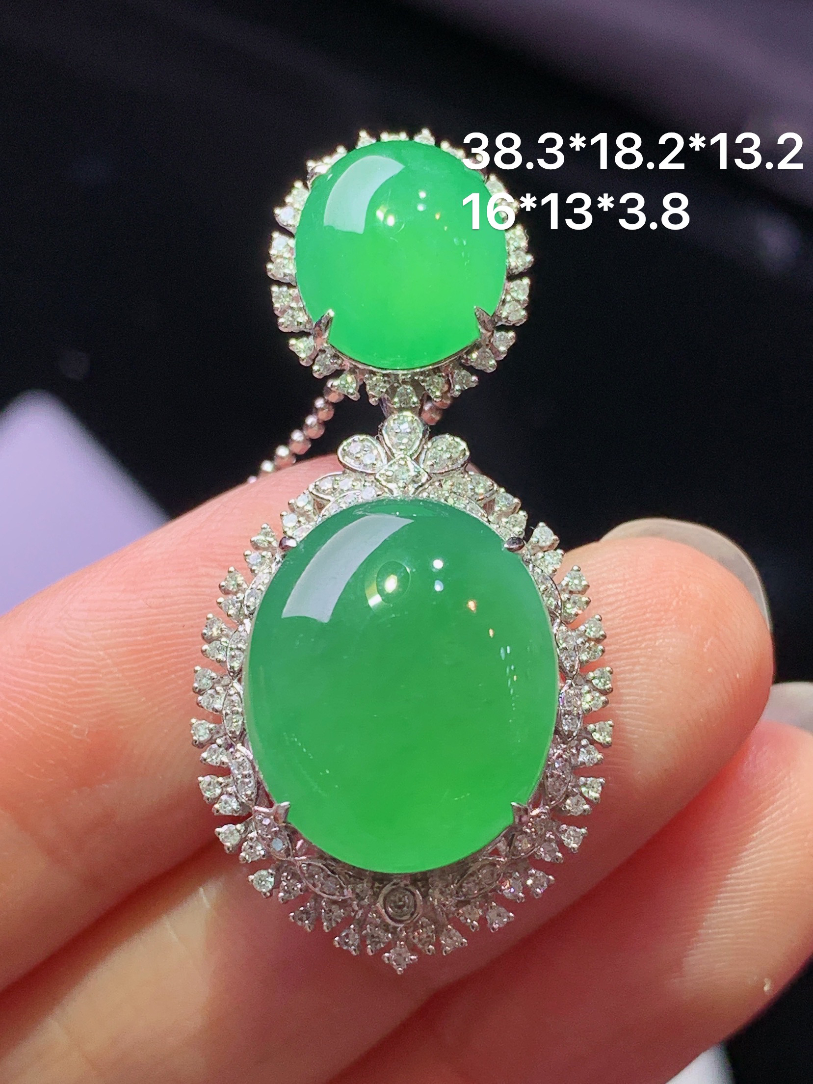 18k金钻镶嵌冰晴绿蛋面吊坠 玉质细腻 色泽艳丽清新 水润亮眼 整体尺寸38.3*18.2*13.2x2