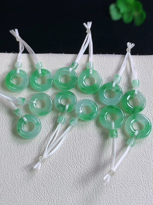  ，冰飘绿耳坠，无裂，尺寸8.9/2.6，编号y27b 24