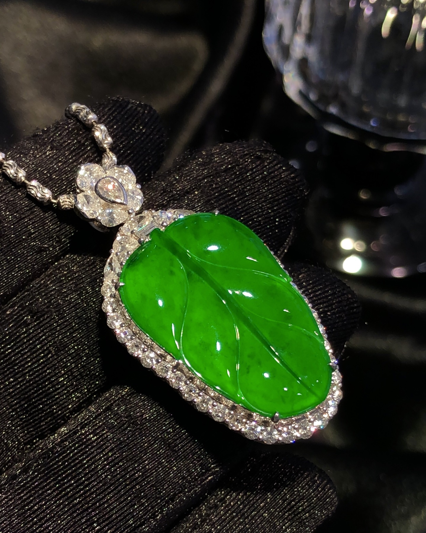 ️缅甸质量辣绿叶子吊坠，种水通透起荧光，色辣均匀，经典之作佩戴贵气优雅47.5/21/11.3，裸