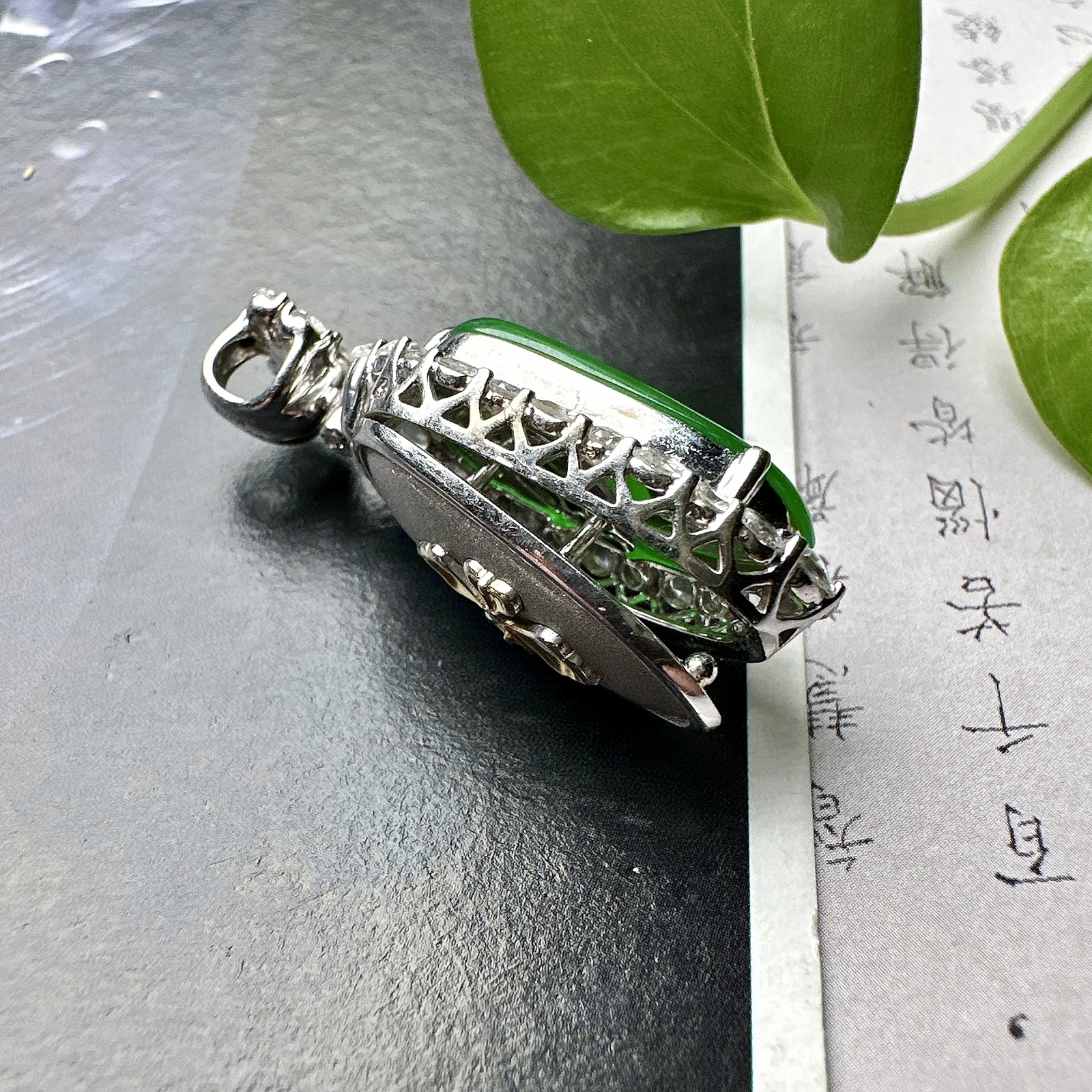 【冰种满绿福瓜吊坠】种水上乘，晶莹剔透，纯净通透，18k金钻精美镶嵌，裸石尺寸18.3*9.8*3.5毫米