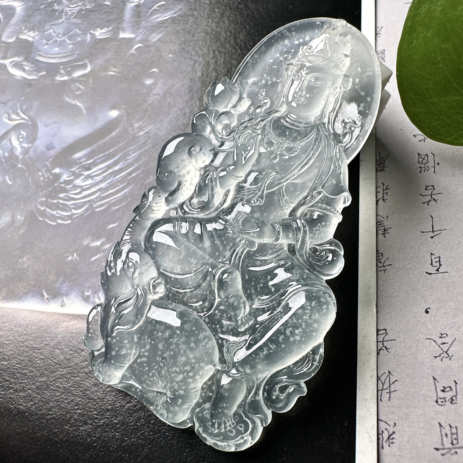 【玻璃种雪花棉普贤菩萨】木那老坑料，种老质地细腻，冰润纯净，光感好。雕工精美，是生肖龙、蛇的守护神