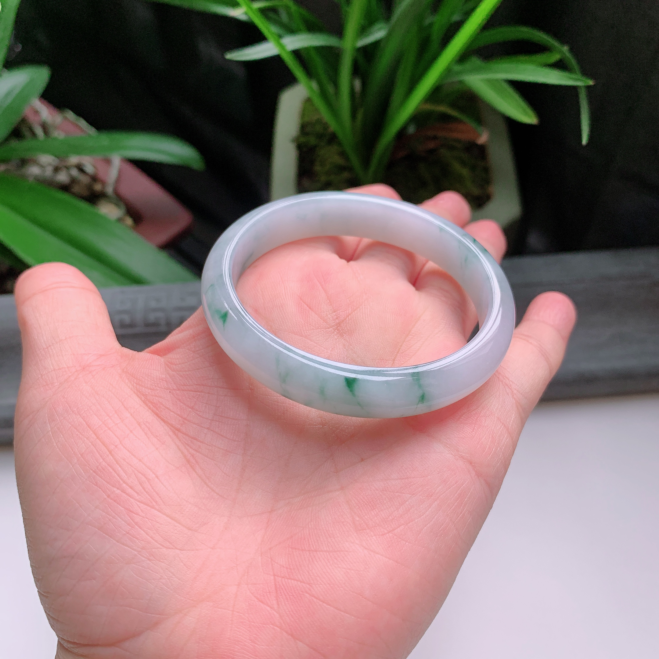 贵妃54圈口，天然A货翡翠冰糯种水润飘绿玉手镯，水润秀丽，飘花灵动，种水十足，视觉甜美可人，恰到好处的美，十分高雅耐看，条形优美，上手优雅大方。37.34