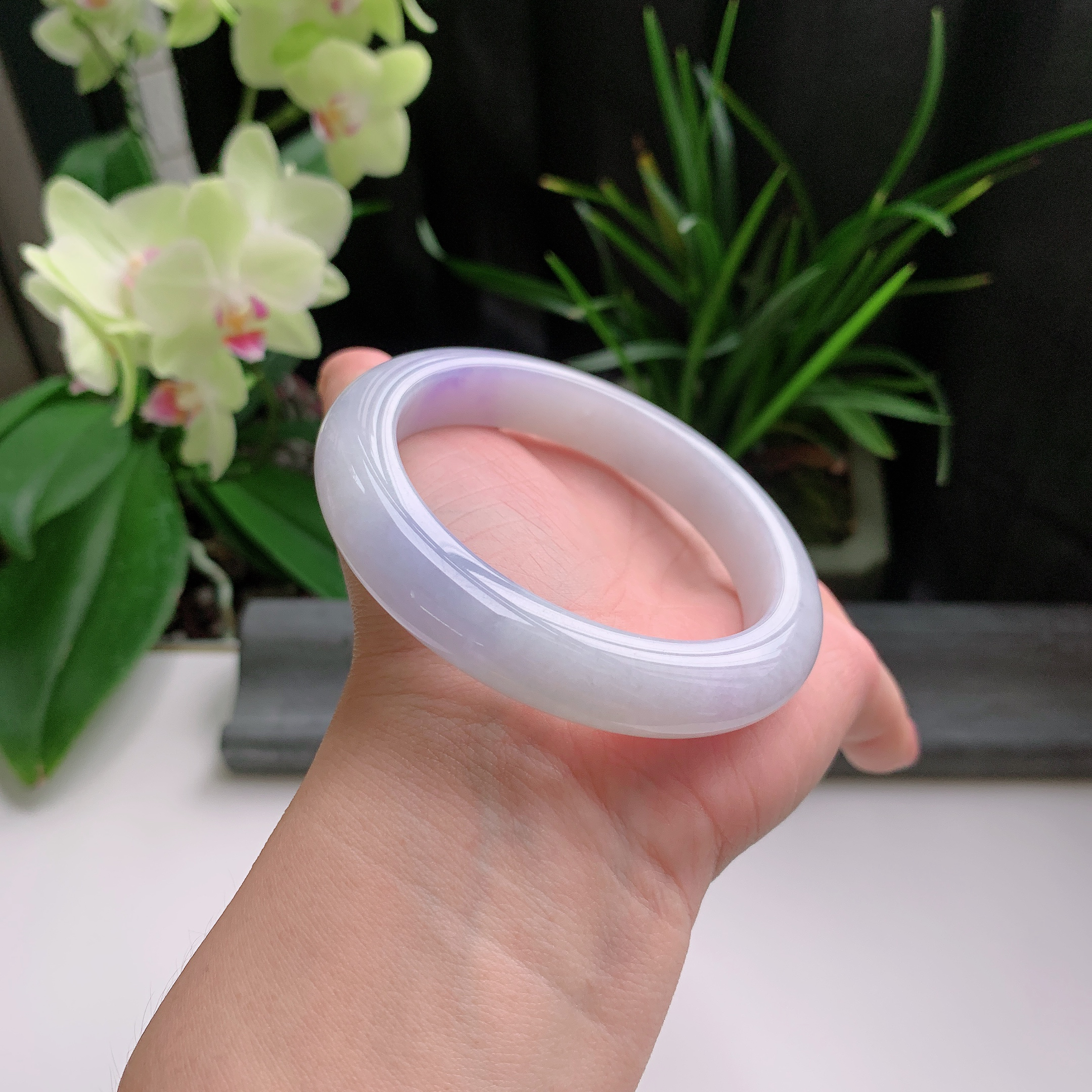 正圈58圈口，天然A货翡翠冰糯种水润飘紫玉手镯，水润秀丽，飘花灵动，种水十足，视觉甜美可人，恰到好处的美，十分高雅耐看，条形优美，上手优雅大方。68.00