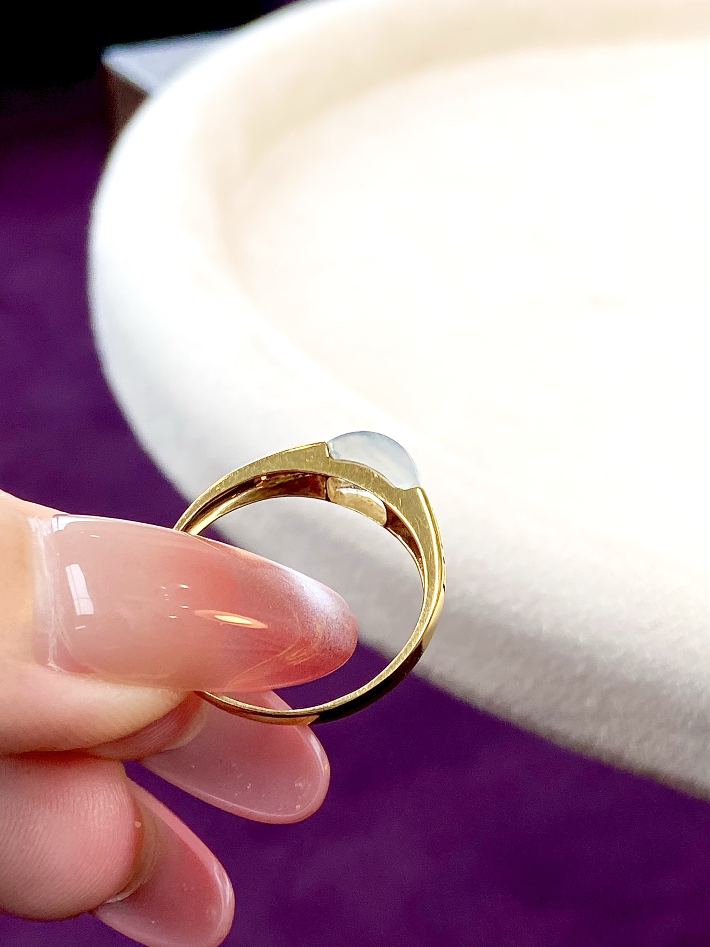 ️冰种马鞍戒指，冷冽的光与鎏金的韵，的气质，上手质感绝了，裸石：8.2/4.2/3.6mm，无裂。