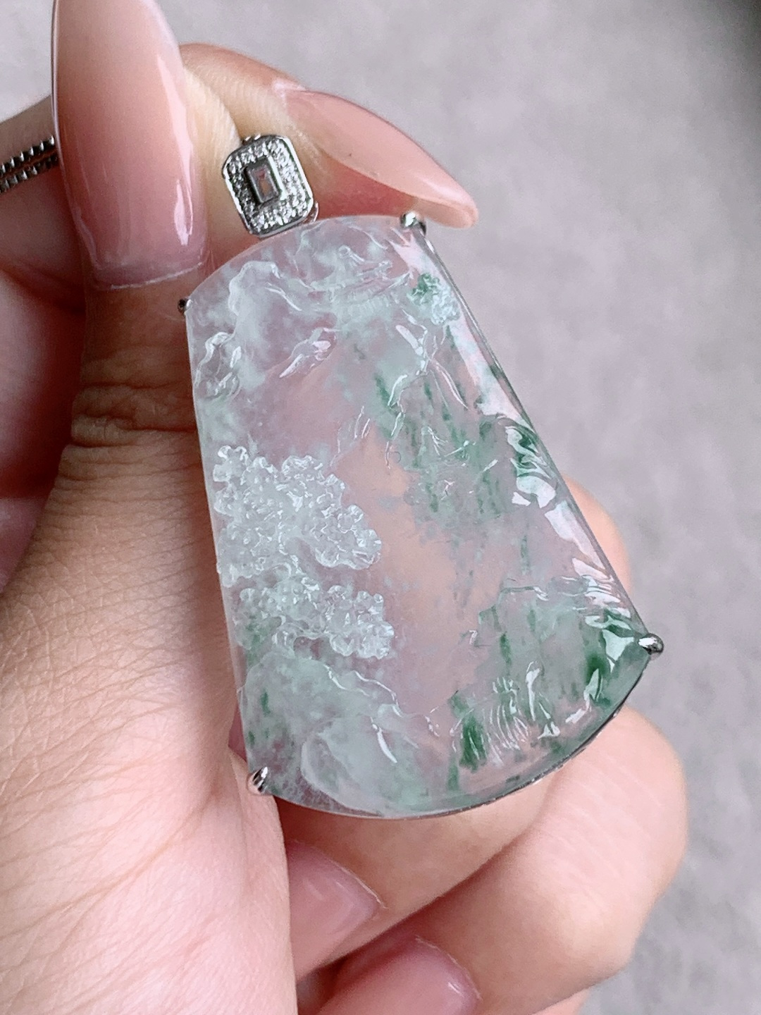 葡萄冰飘花山水牌吊坠，缅甸料，18k金镶嵌，无裂，性比高，冰感足，47.6/27.5/6.7，9.1克