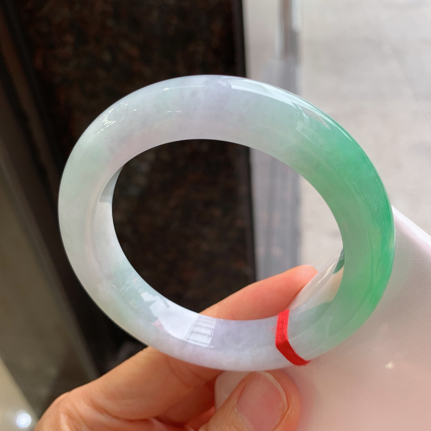 正圈飘绿，有纹，尺寸：57/11.8/11，色阳绿