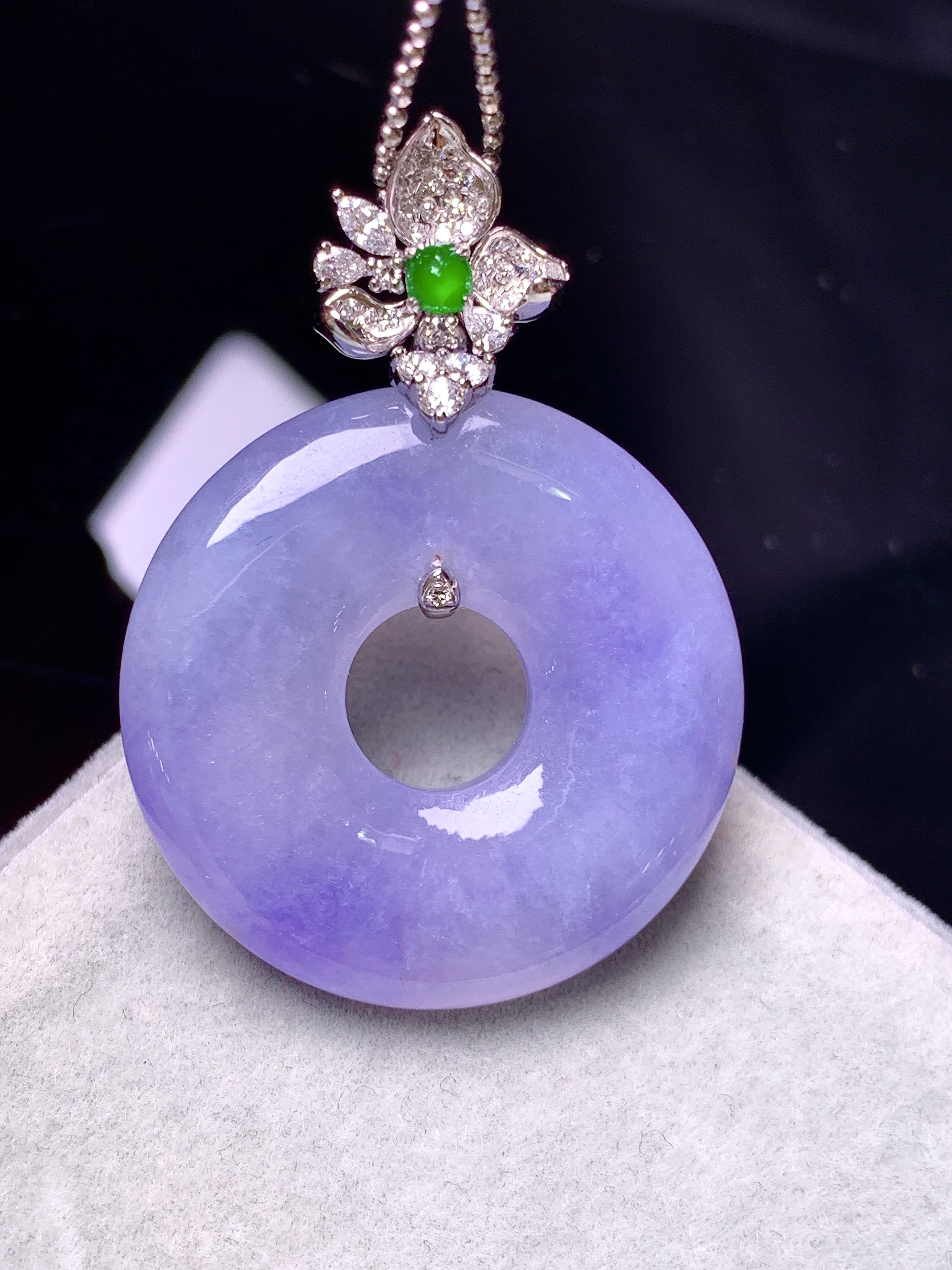 18k金钻镶嵌紫罗兰平安环吊坠 玉质细腻 色泽艳丽清新 水润亮眼 整体尺寸38*27*5.5b1