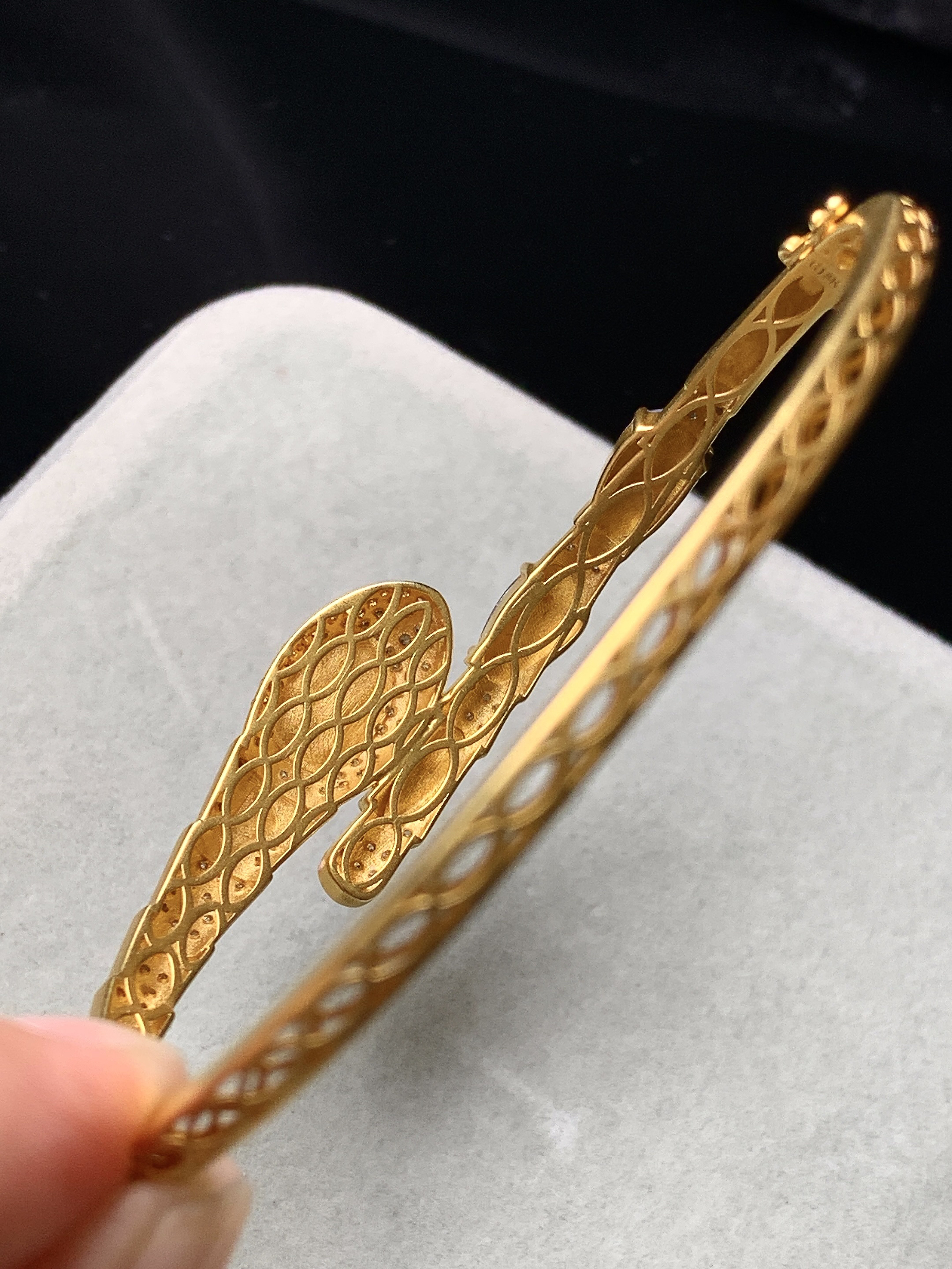 18k金钻镶嵌冰阳绿随形搭配紫罗兰随形手镯 玉质细腻 色泽艳丽清新 水润亮眼 圈口58.8 裸石尺寸8.8*4.6*2.5