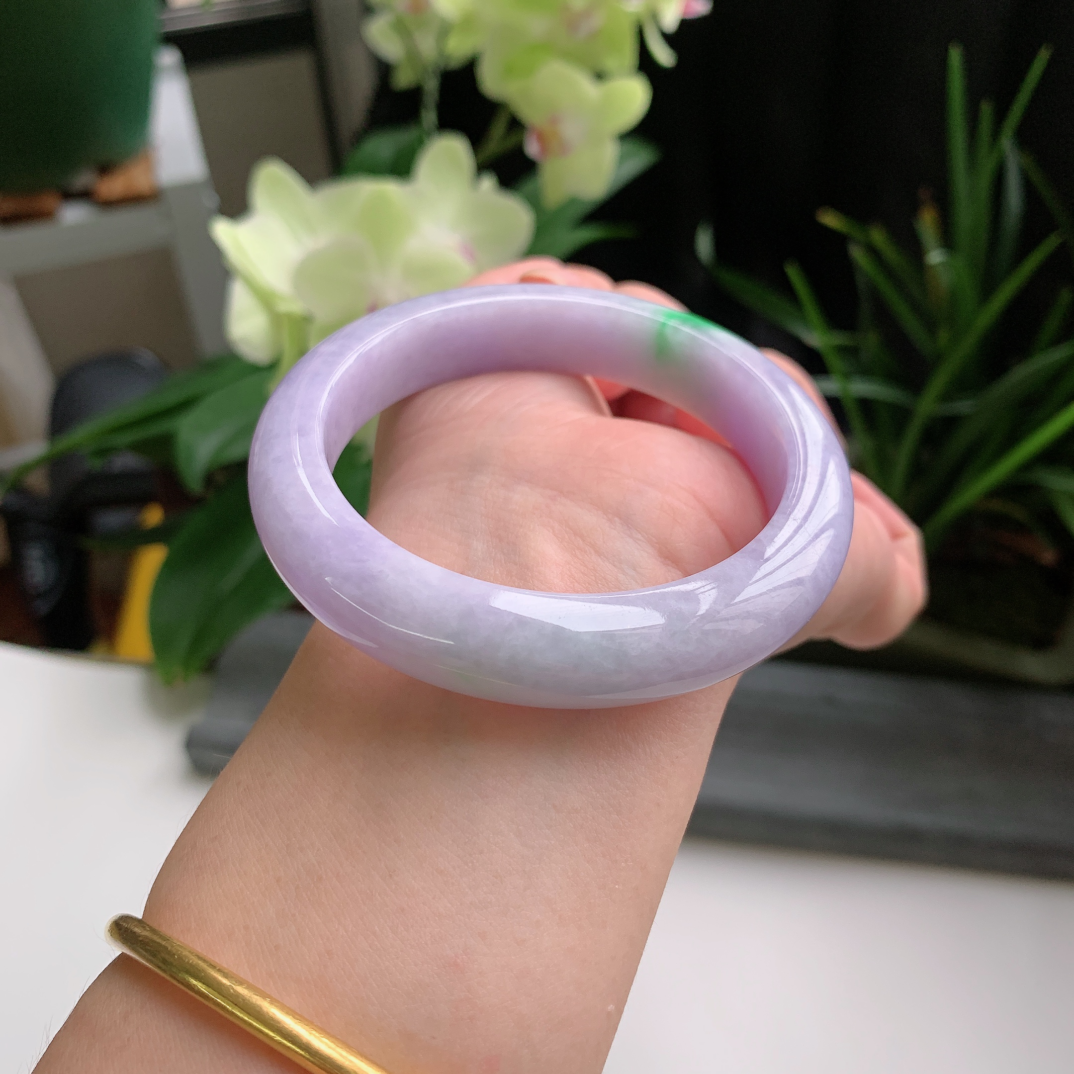 正圈57圈口，天然A货翡翠冰糯种水润春彩紫罗兰飘阳绿玉手镯，水润秀丽，飘花灵动，种水十足，视觉甜美可人，恰到好处的美，十分高雅耐看，条形优美，上手优雅大方。65.84