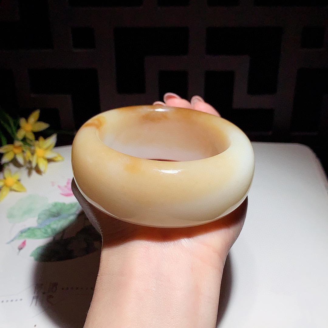 金蜜糖，大宽版，和田玉58圈且末糖宽版手镯，玉质细腻油润 底色纯净 无裂无杂 脂粉好，品质高