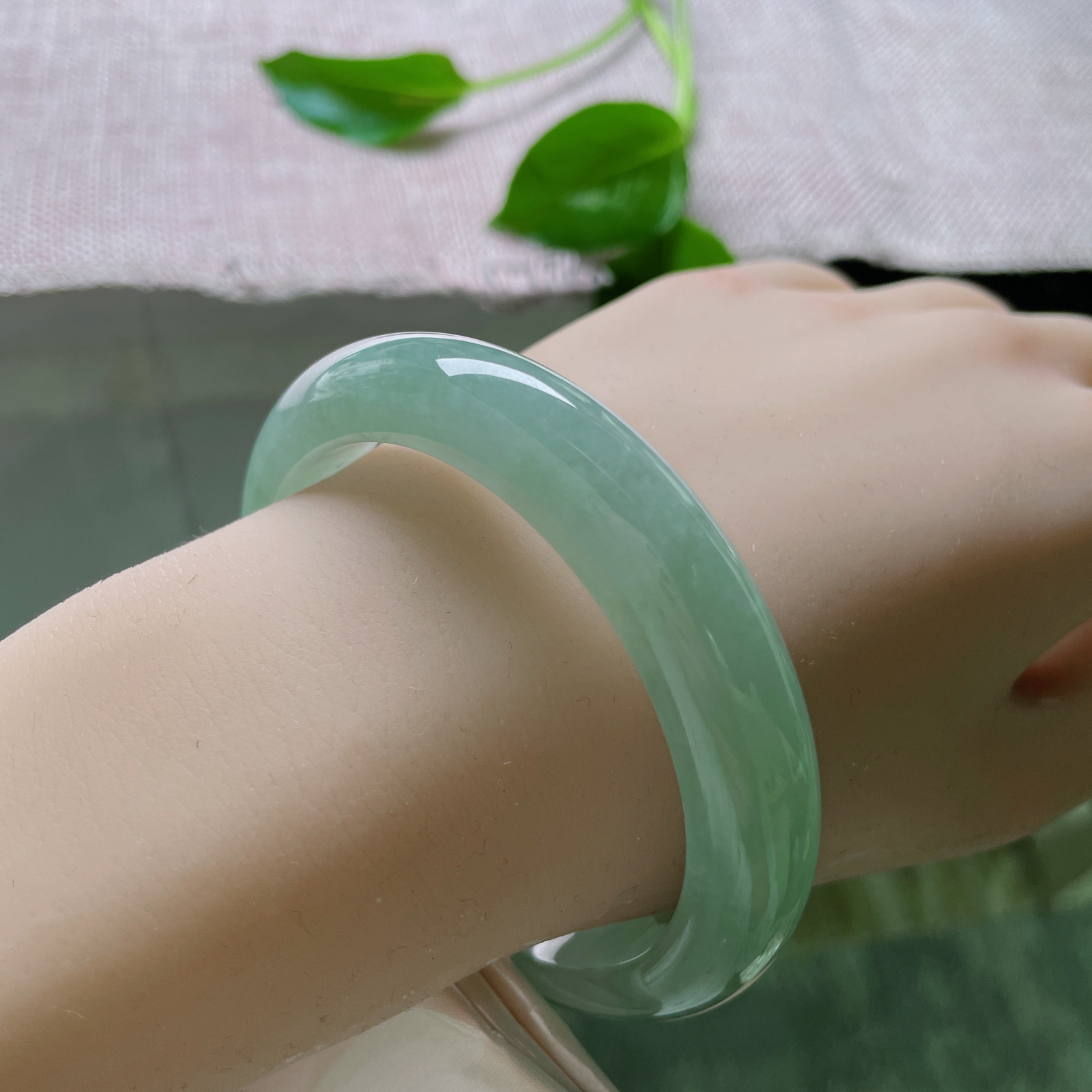 57.6/12.2/8.6蓝底正圈，水润细腻，清雅苑苑，贵气，佩戴温婉，ss51902a..