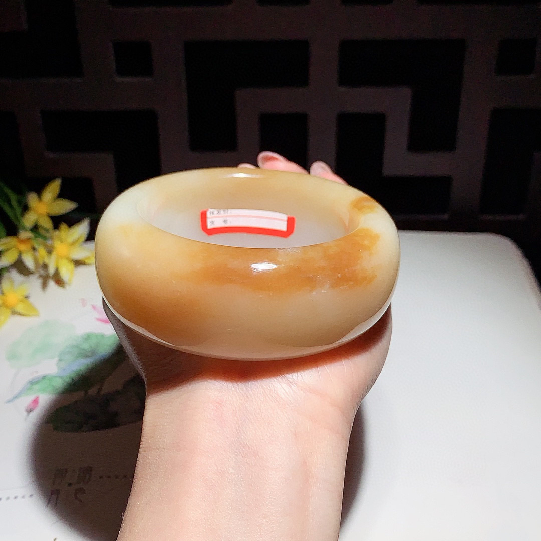 金蜜糖，大宽版，和田玉58圈且末糖宽版手镯，玉质细腻油润 底色纯净 无裂无杂 脂粉好，品质高