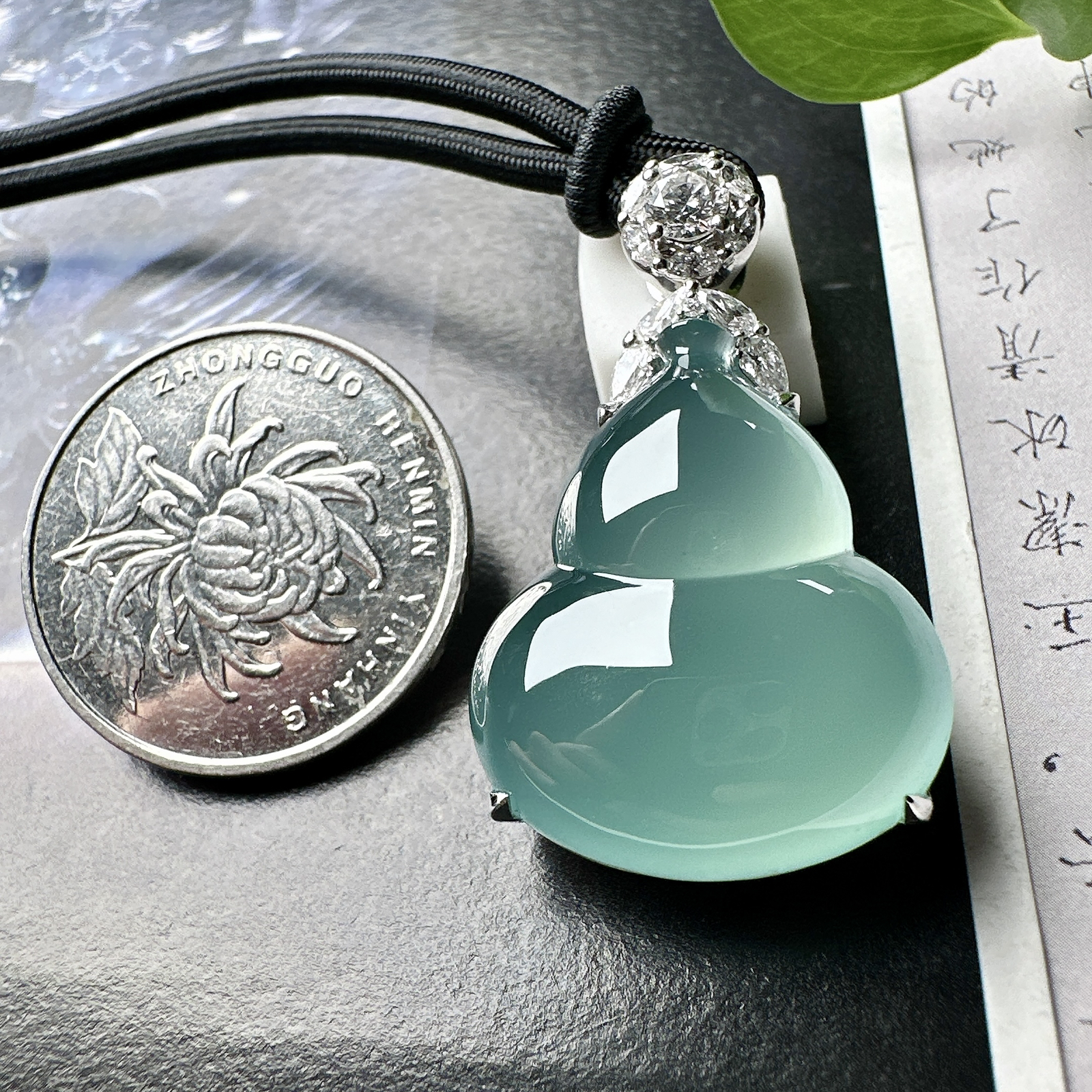 【冰种葫芦吊坠】精品，天空蓝老料，起钢光，种地上乘，冰感十足，通透起光，饱满圆润，18k金钻镶嵌，裸石尺寸25.3*21*8.8毫米。