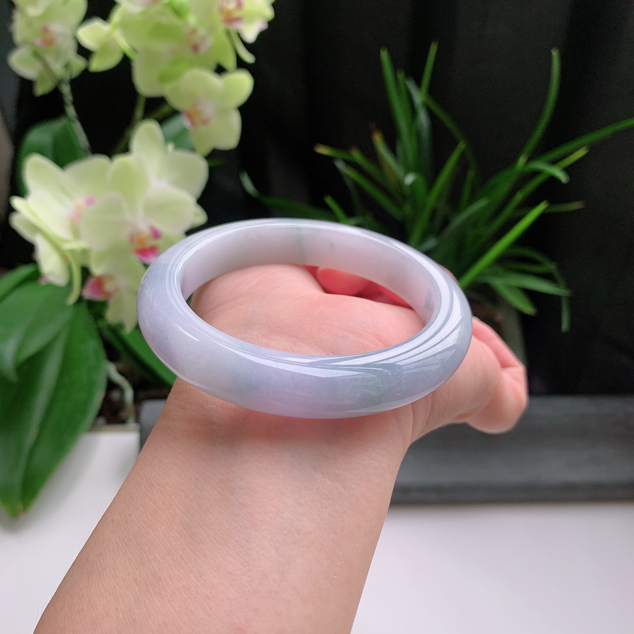 正圈56圈口，天然A货翡翠冰糯种水润淡紫飘绿玉手镯，水润秀丽，飘花灵动，种水十足，视觉甜美可人，恰到好处的美，十分高雅耐看，条形优美，上手优雅大方。62.01