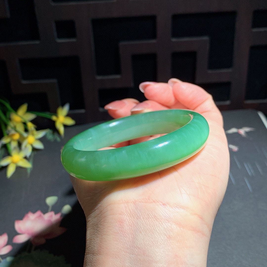 ￼ 和田玉54.5圈冰底绿猫眼碧玉手镯！玉质细腻油润 底色纯净 无裂无杂 脂粉好，品质高。