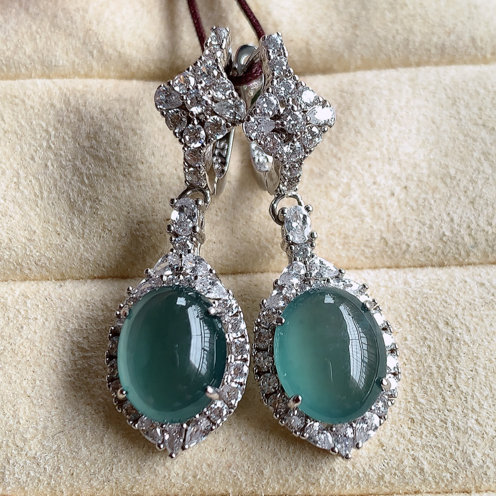 冰晴水翡翠925银镶嵌蛋面耳坠，自然光实拍，翠色灵动，颜色漂亮，种老水足，品相佳，佩戴佳品！W815